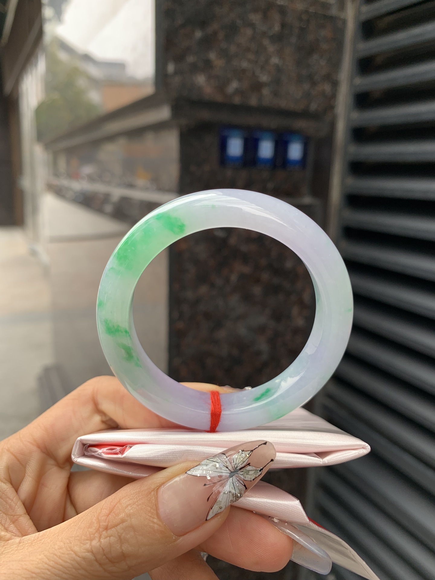 春彩阳绿正圈,打灯多处纹需要包容，底妆细腻，阳绿花色碰上梦幻般的春，像是融化了的春天，所有的美好交织在一起，让人心生宁静而淡淡的欢喜
