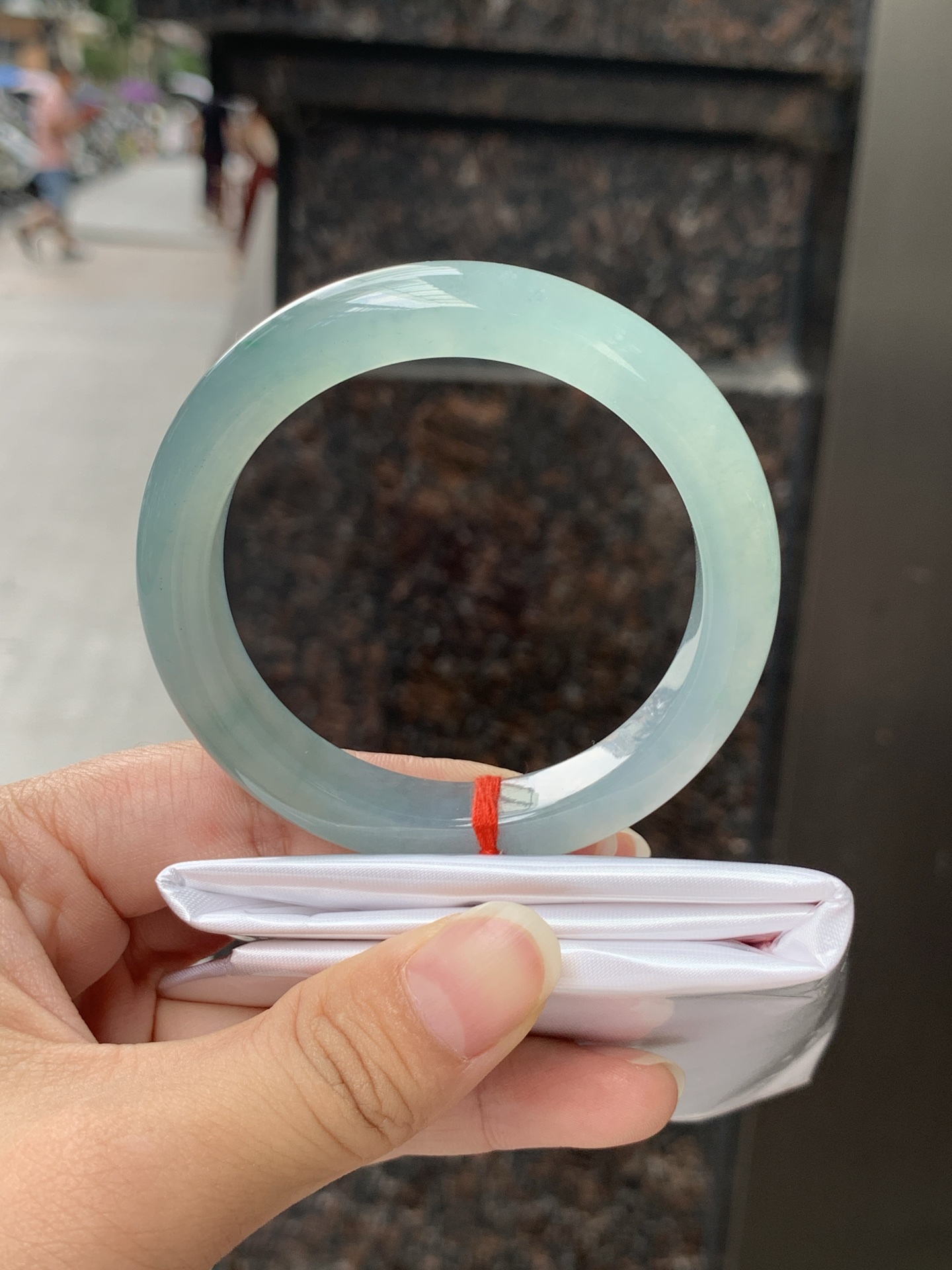 冰绿正圈,打灯纹裂，晴水底色清透如月光，几抹甜绿飘色灵动飘逸，像春日林间的溪水，清润又治愈。