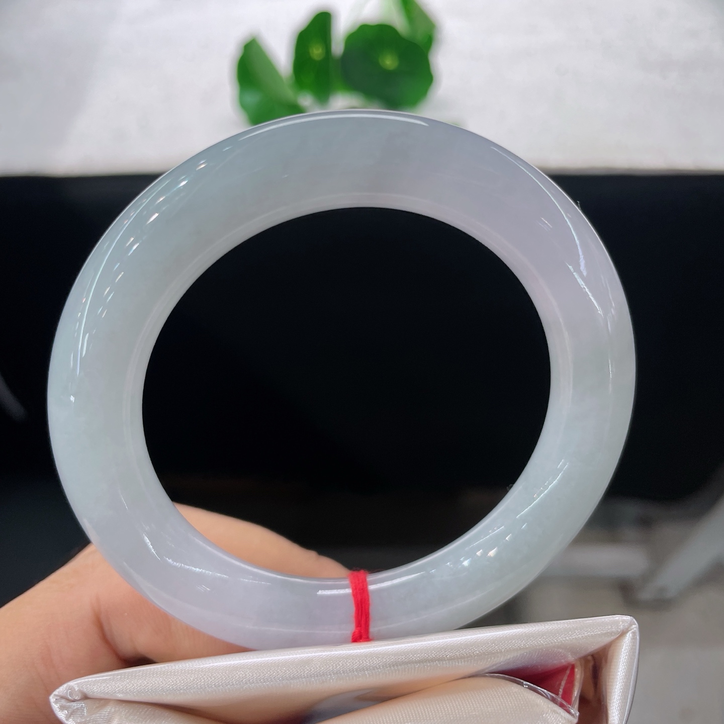 天然翡翠手镯 圈口56.7/11.2，细糯胖圆条，56/57/可戴，玉质细腻莹润，淡淡的柔光缓缓流转，无裂