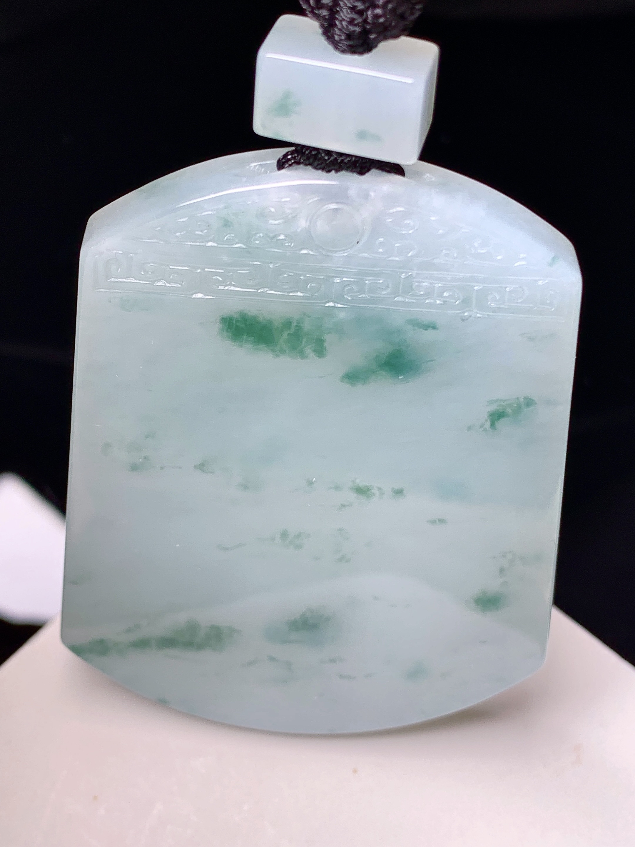 飘绿无事牌吊坠 玉质细腻 色泽艳丽清新 水润亮眼 整体尺寸54.8*41.6*6.2 f1