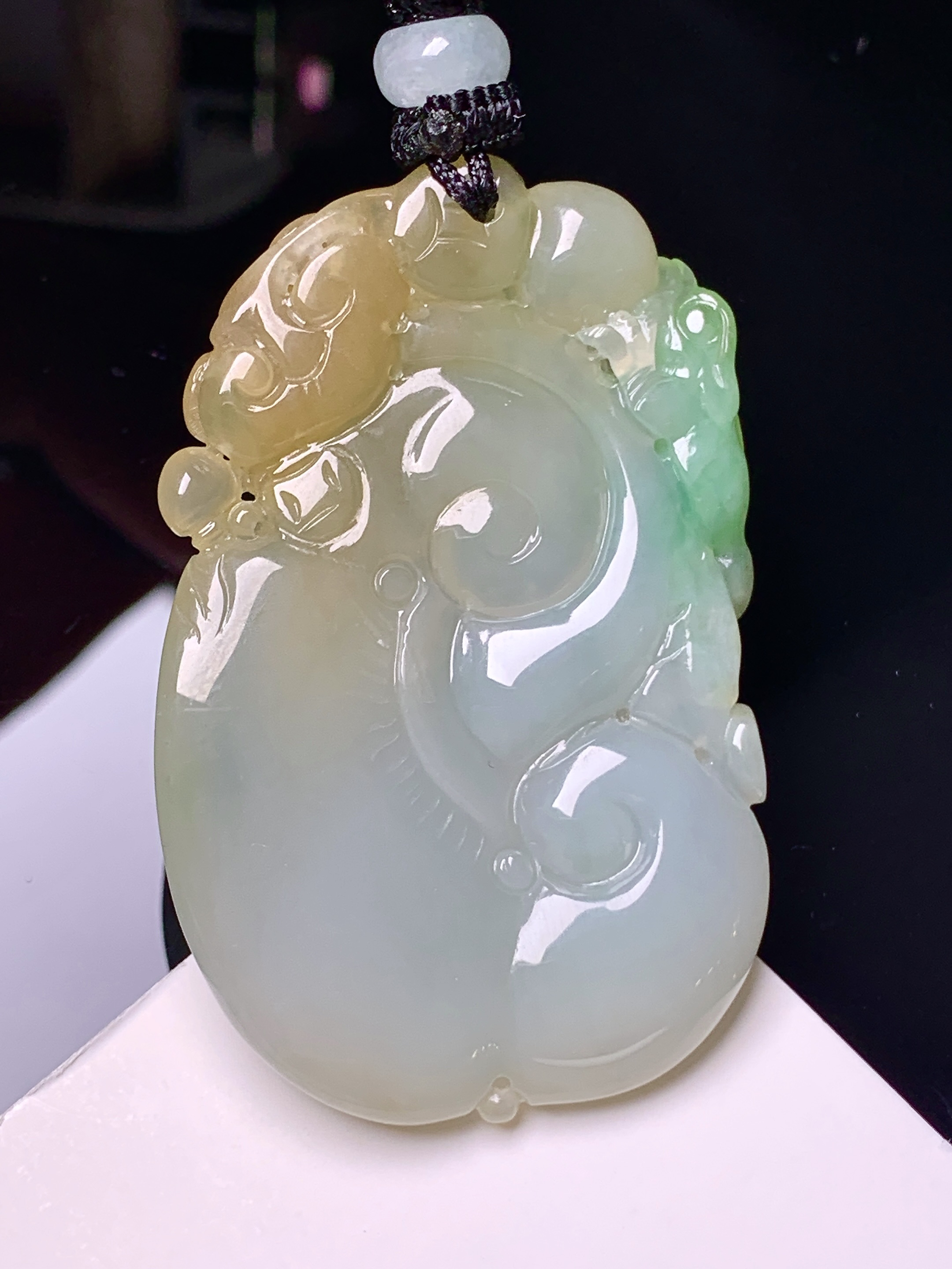 飘黄绿翡如意吊坠 玉质细腻 色泽艳丽清新 水润亮眼 整体尺寸46.6*30.5*6.8 w1