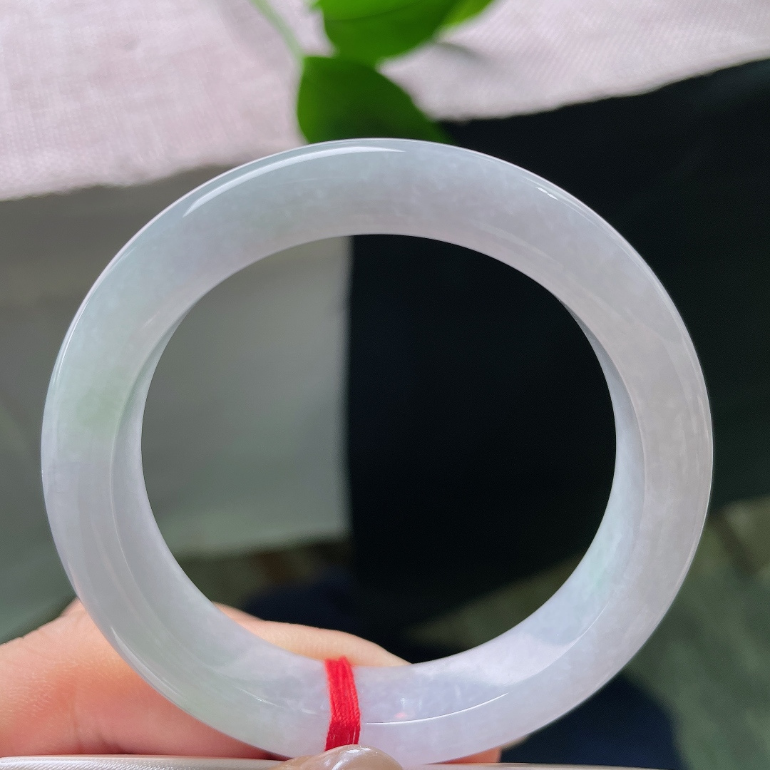 50.5/11.3/8.0，飘绿正圈，一点皮纹，玉质通透干净，水光内敛，尽显玉石温润本色。ss583