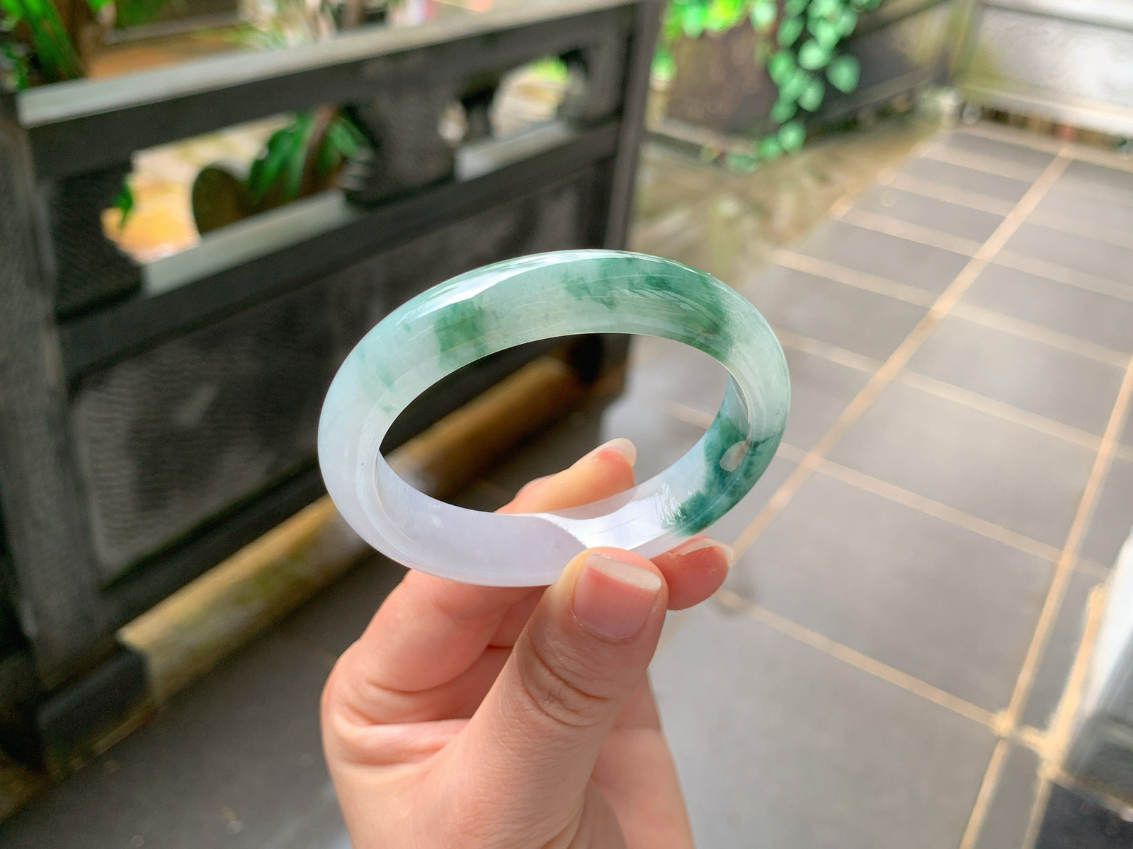 ｜52圈口
飘花贵妃镯
浓艳绿花恣意晕染，翠染云烟，灵气十足