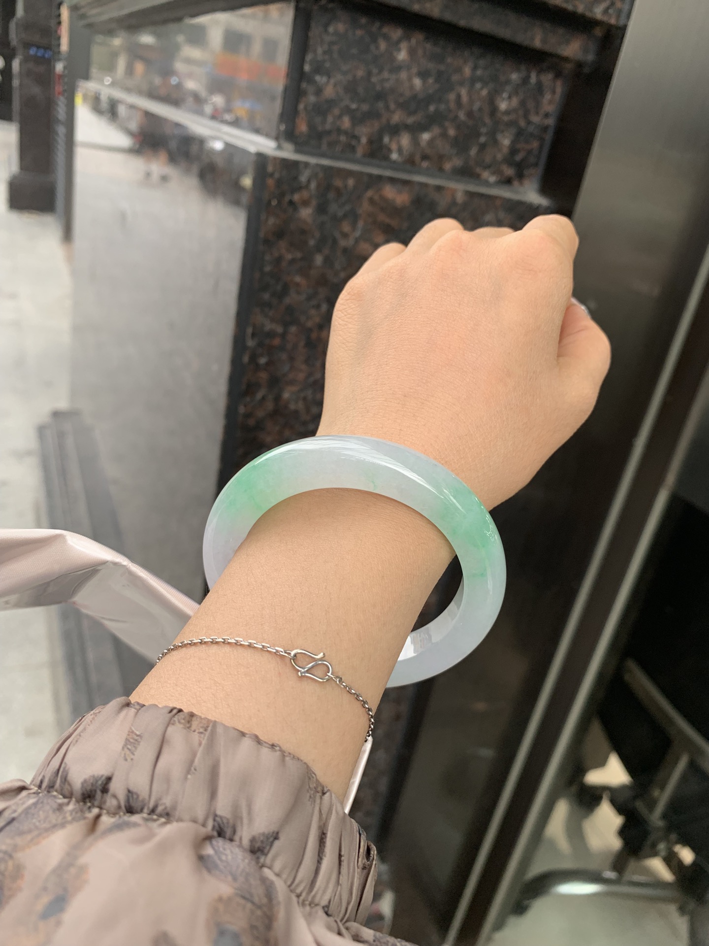 冰飘绿正圈,打灯细纹，玉质冰润细腻，清爽的底子飘几抹甜阳绿花，鲜活而灵动，犹如新冒的嫩芽，艳丽惹人