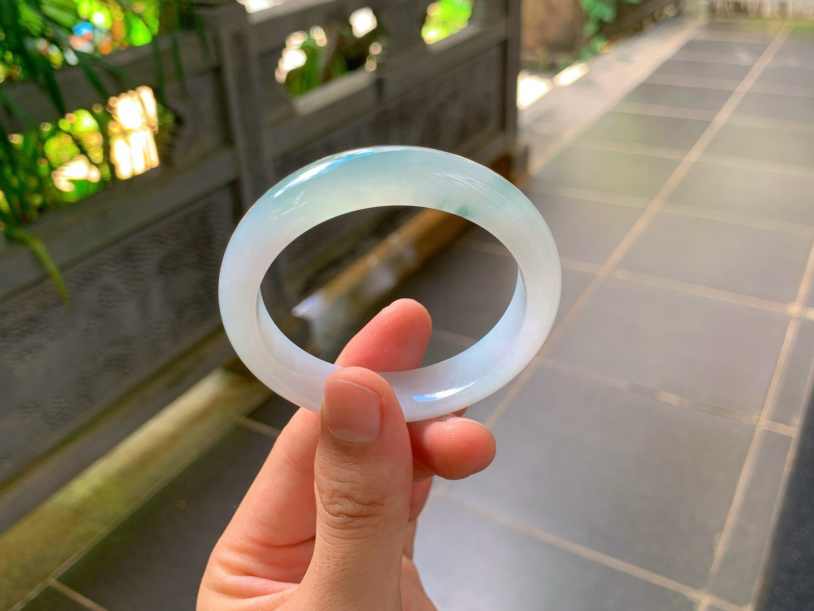 ｜53圈口
半山半水飘花平安镯
清润透亮，零星翠色若隐若现，上手干净清爽，仙气十足