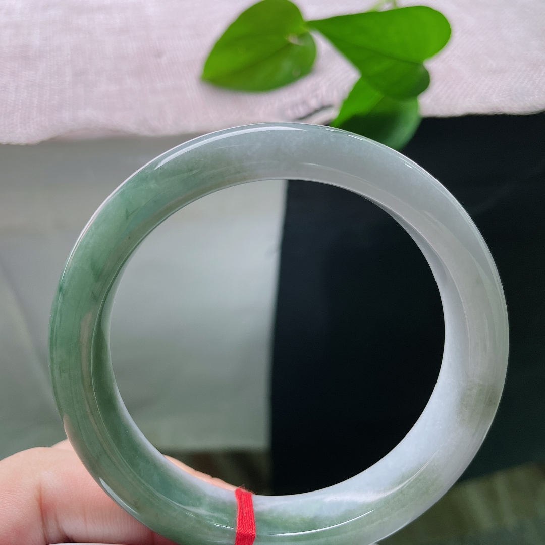 油青正圈，无裂，浓绿沉静素雅白，两种色调相融，一眼便是半江山水半江月的诗意，观赏性十足。ss57916a