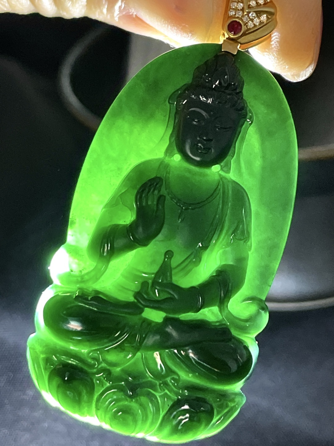 墨翠观音牌吊坠, 18k金镶嵌, 无裂, 性比高, 厚装, 整体54, 裸石46-26.2-6.2, 重量15.7克