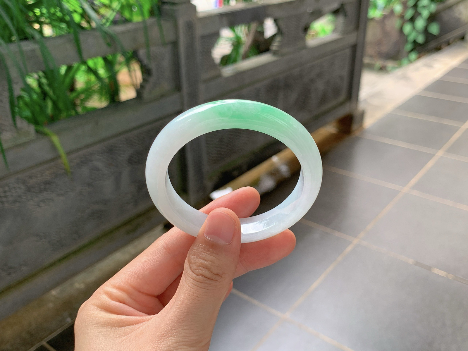｜55圈口
白底青平安镯
干净柔和的白底，一抹阳绿清新鲜亮，色泽舒服不艳俗