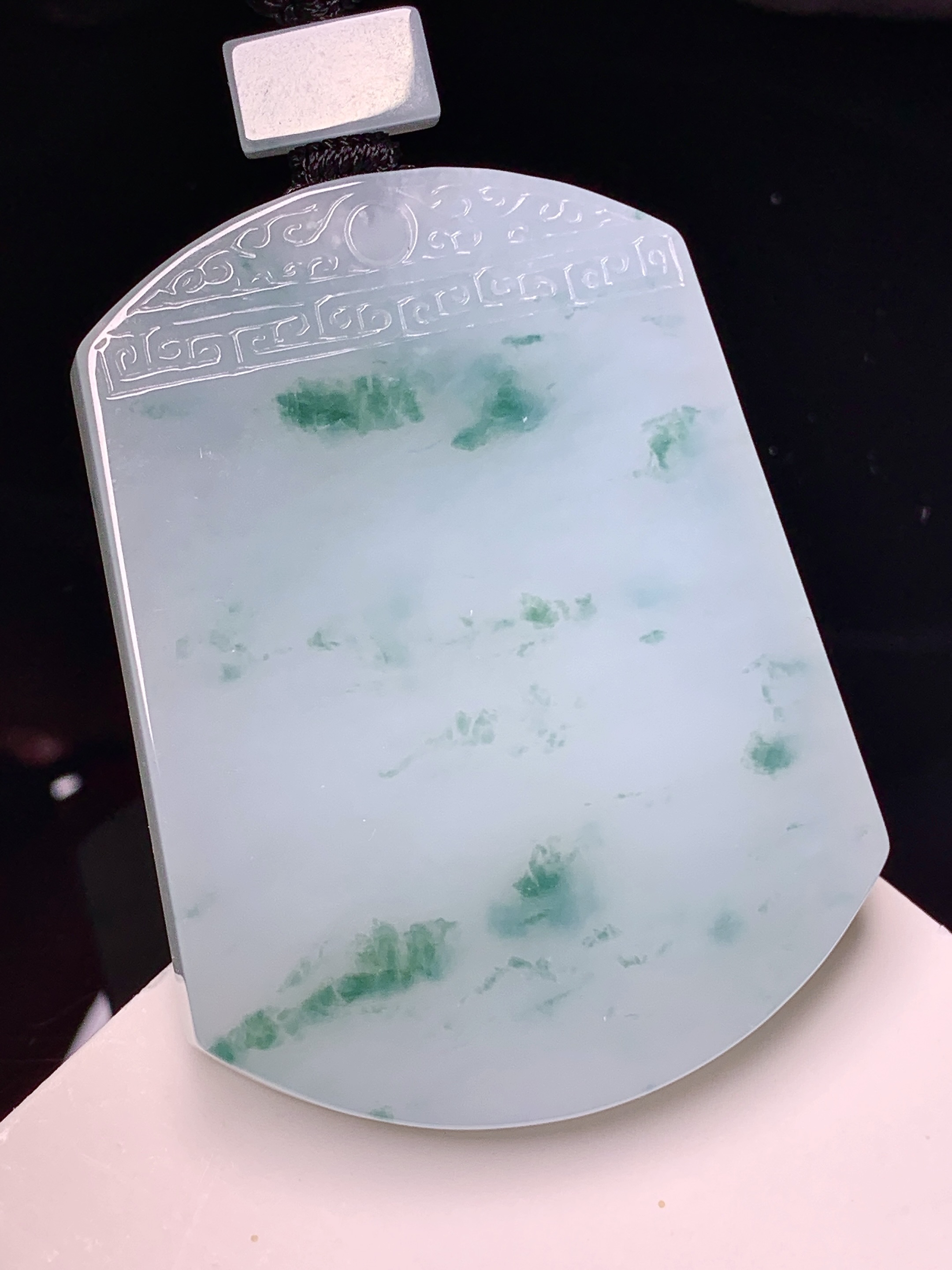 飘绿无事牌吊坠 玉质细腻 色泽艳丽清新 水润亮眼 整体尺寸54.8*41.6*6.2 f1