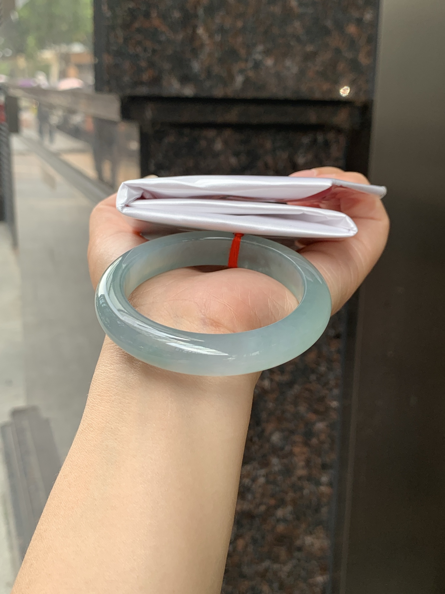 冰绿正圈,打灯纹裂，晴水底色清透如月光，几抹甜绿飘色灵动飘逸，像春日林间的溪水，清润又治愈。