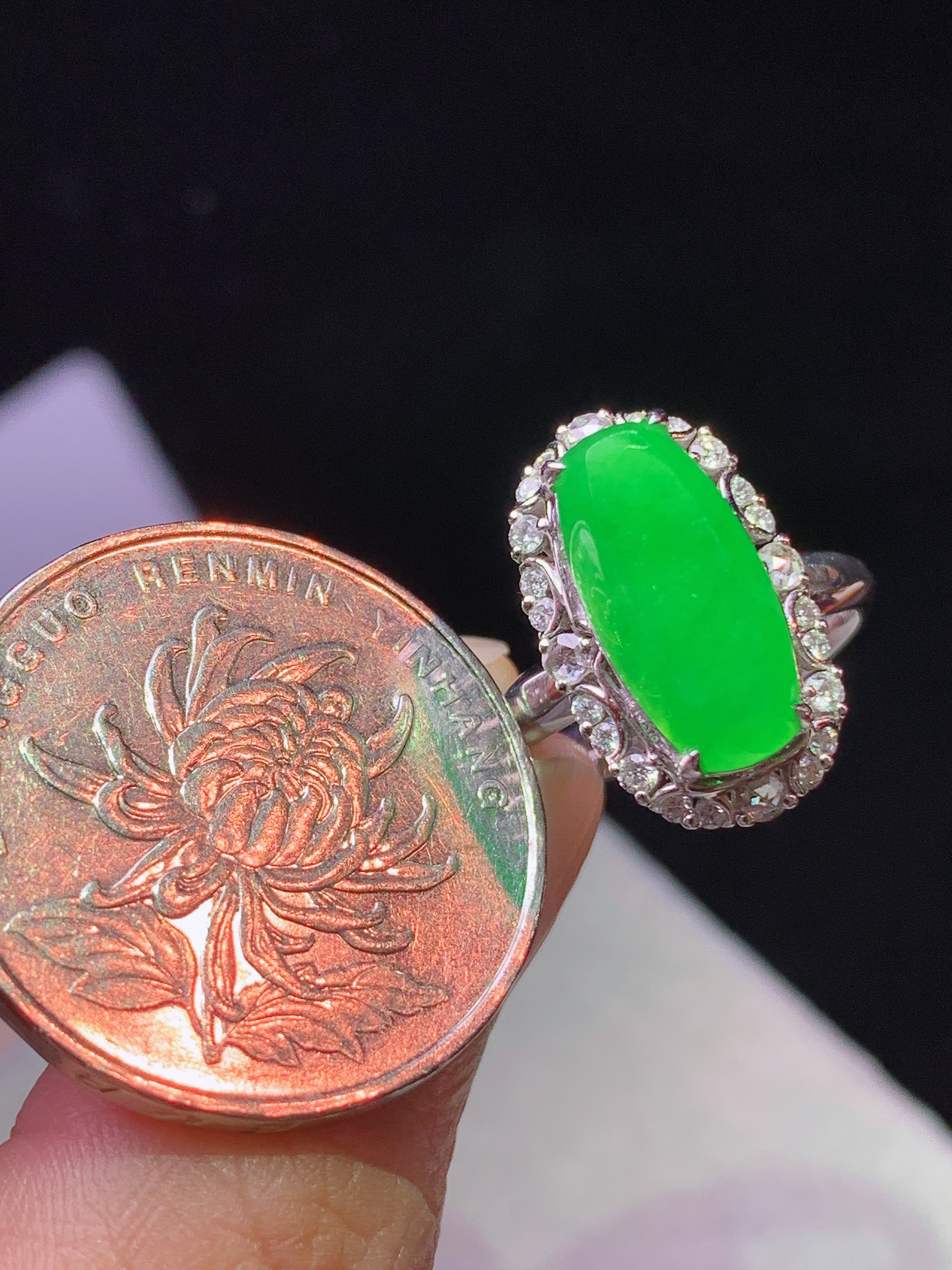 18k金钻镶嵌阳绿马鞍戒指 玉质细腻 色泽艳丽清新 水润亮眼 圈口13 整体尺寸18*11.2*9.5 2x