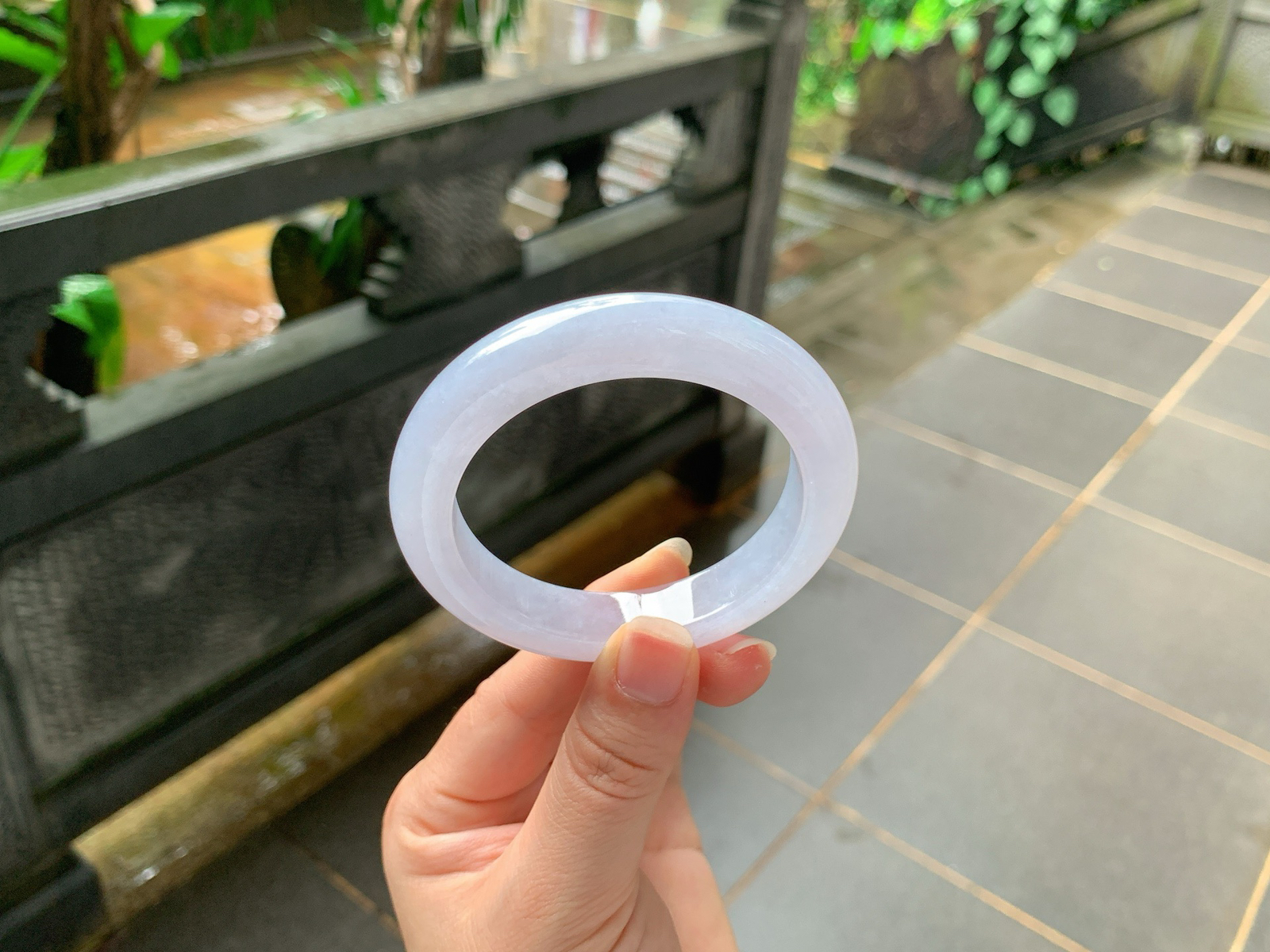 🪻｜56圈口
冰底飘绿丝翡翠手镯
种水通透起胶，底子干净清爽
丝丝绿韵灵动点缀，清雅耐看不挑肤色，