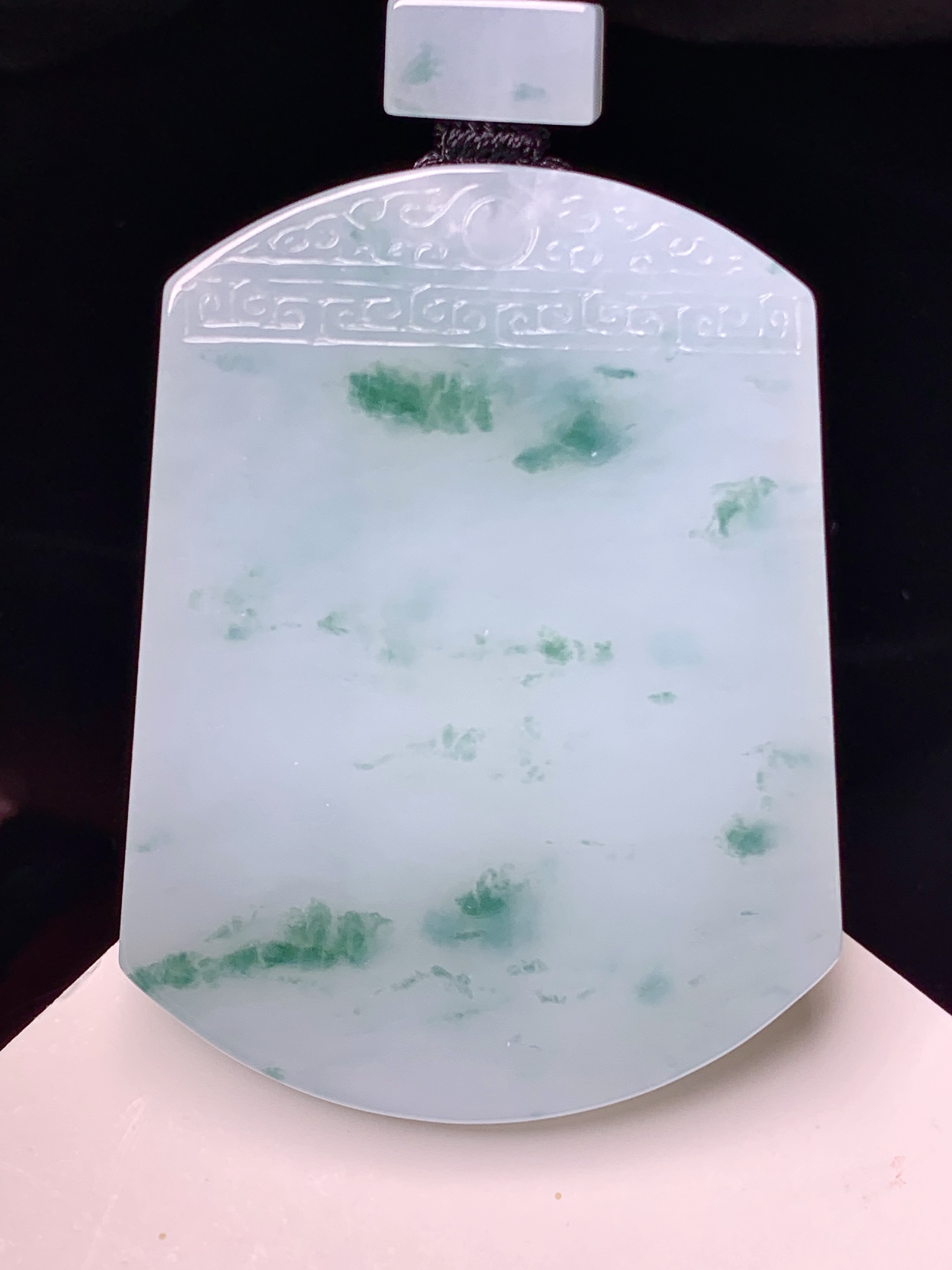 飘绿无事牌吊坠 玉质细腻 色泽艳丽清新 水润亮眼 整体尺寸54.8*41.6*6.2 f1