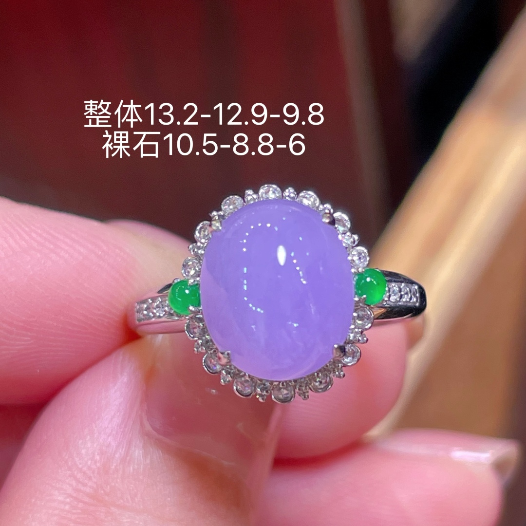 翡翠A货 蛋面戒指，料子冰润细腻，种老起光，18k金镶真钻，上身佩戴效果很好，尺寸如图，13.2-