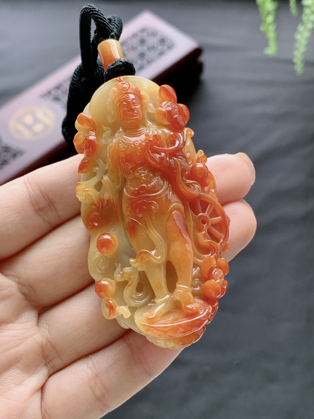 冰飘黄翡大势至菩萨牌吊坠，持莲观音牌，飘红翡，超厚
