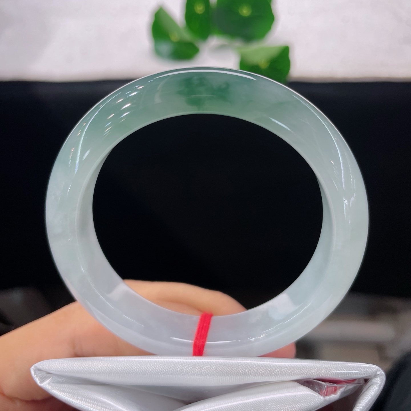 天然翡翠手镯 圈口53.8/12.8/8.5，飘花正圈，53/54可戴，仿若云涧浮翠，清润底色晕开一