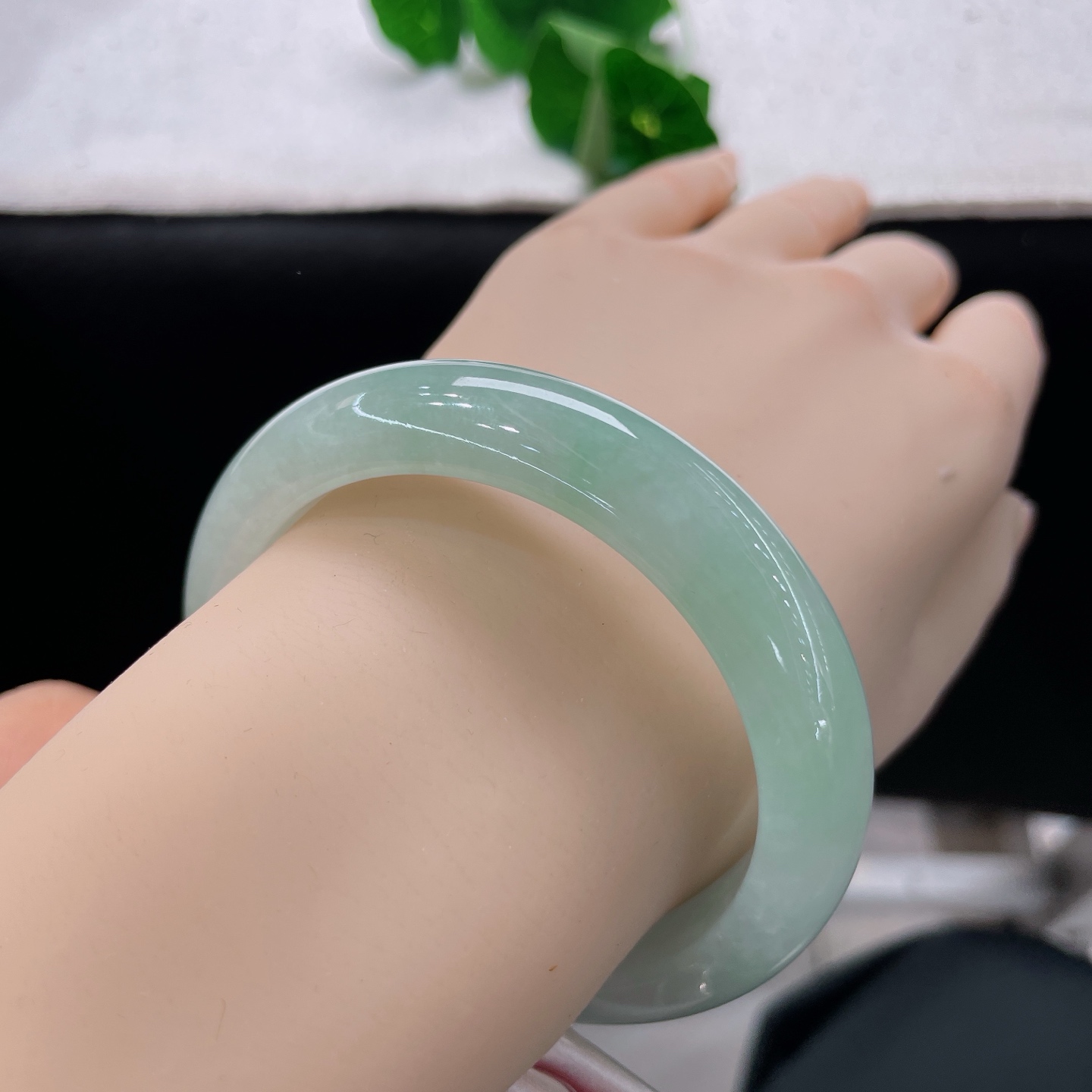 天然翡翠手镯 圈口56.7/12.6/8，冰晴底正圈，56/57可戴，玉蓄湖光色，清辉绕腕生，无裂。