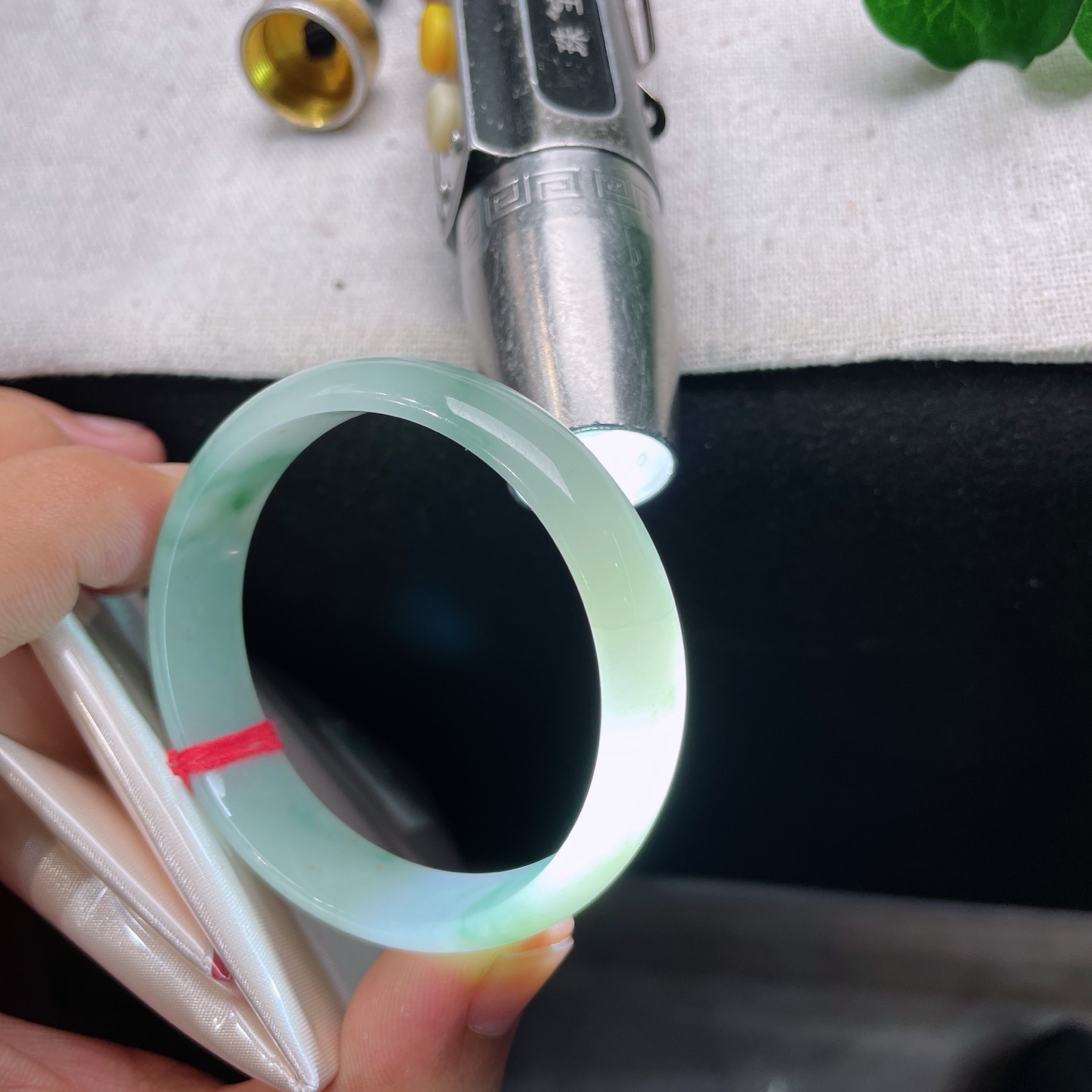 翡翠手镯，飘花正圈，52/53可戴，仿若薄雾绕林，质地清透，冰润底色萦绕缕缕飘绿，玉质细腻。细微纹。