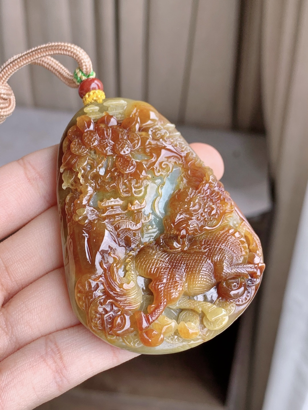 冰黄翡山水麒麟牌吊坠，蜜糖黄，翡黄浓郁，超厚，尺寸69-51.4-14，重量85.3克