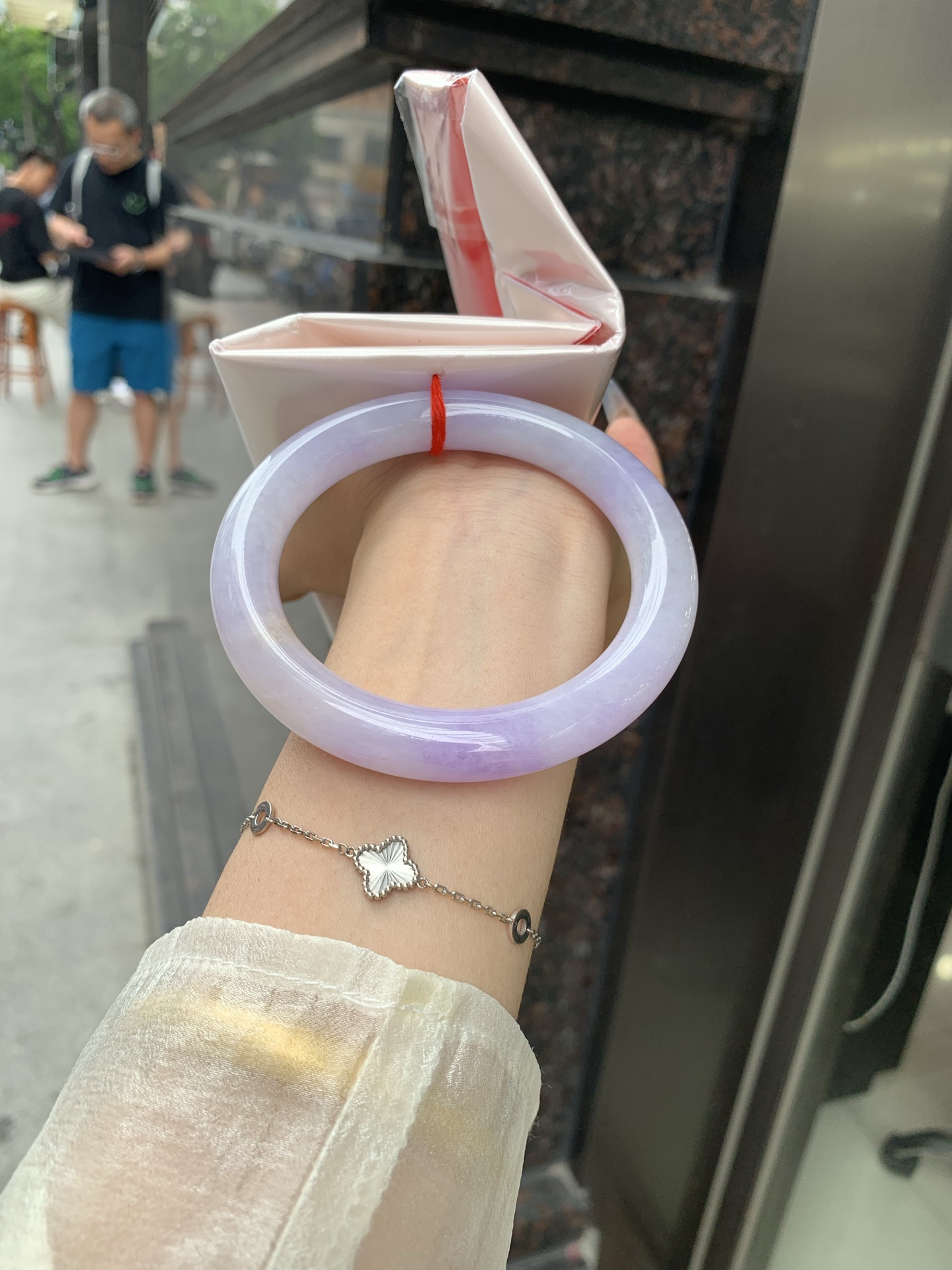 圆条，打灯细纹，底妆水润，满圈紫罗兰吸睛抢眼，浪漫迷人，仙气飘飘，优雅高贵显气质，感满满，满满紫罗兰底色均匀不失色，不同光线不一样视觉感受