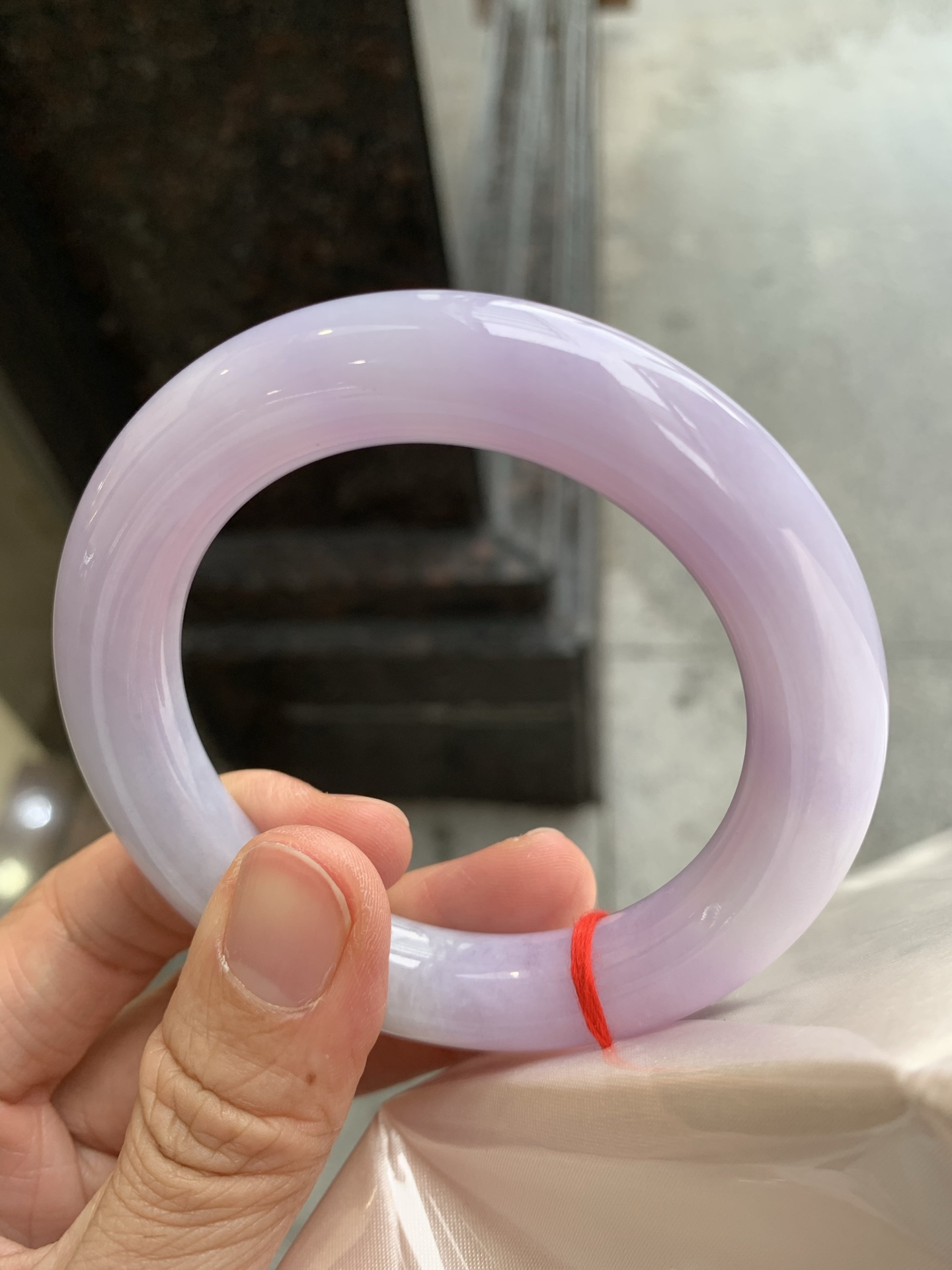 圆条粉紫，有纹微扣，尺寸：56.6/12.2，见光不失