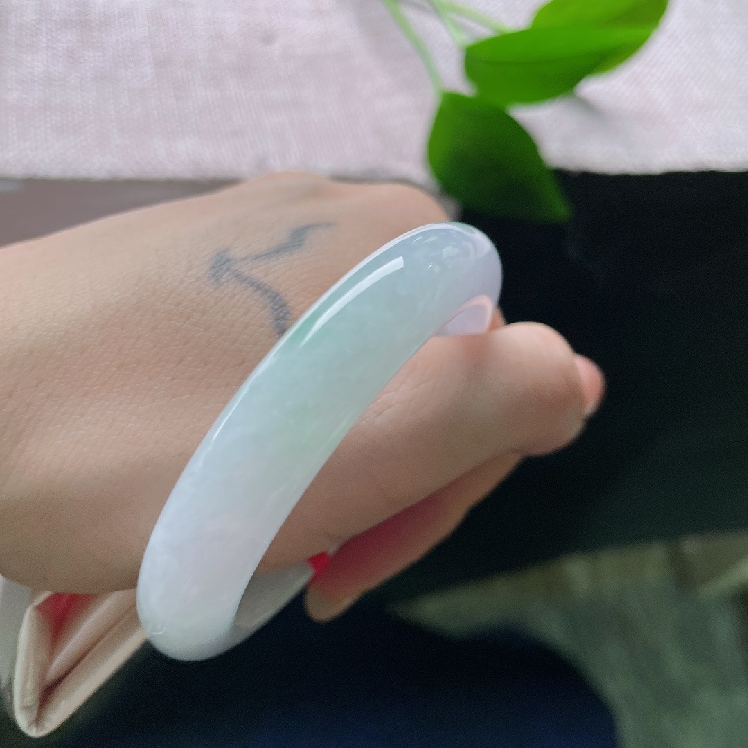 50.5/11.3/8.0，飘绿正圈，一点皮纹，玉质通透干净，水光内敛，尽显玉石温润本色。ss58350a
