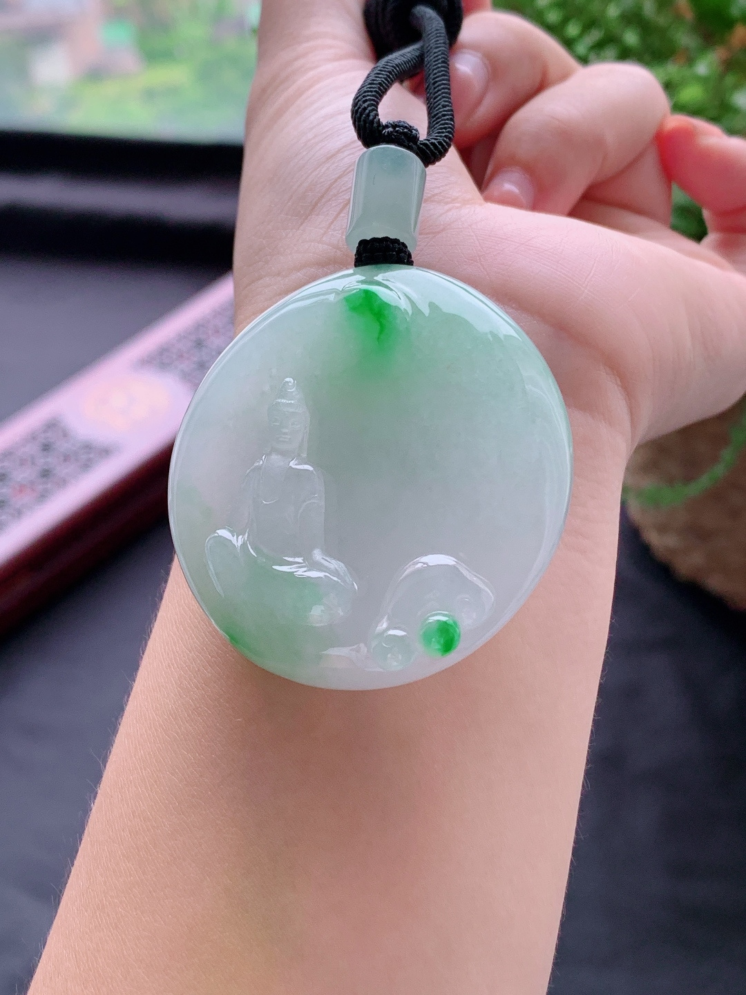 裸石冰飘阳绿自在观音牌吊坠，说明缅料性比高超厚飘绿飘花，尺寸49-46.3-14.3，重量62.2克
