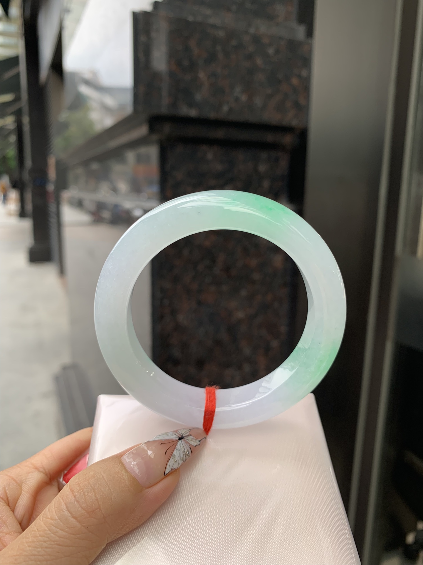 冰飘绿正圈,打灯细纹，玉质冰润细腻，清爽的底子飘几抹甜阳绿花，鲜活而灵动，犹如新冒的嫩芽，艳丽惹人