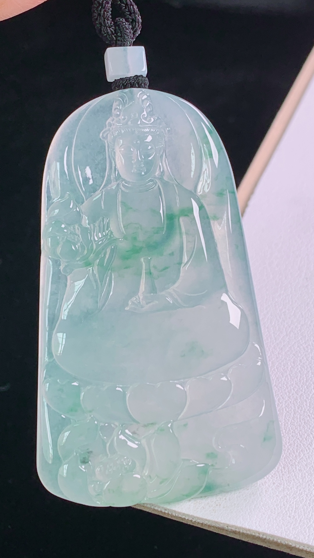 冰飘花大势至观音，无裂，尺寸:68.5-41.4-5.6mm