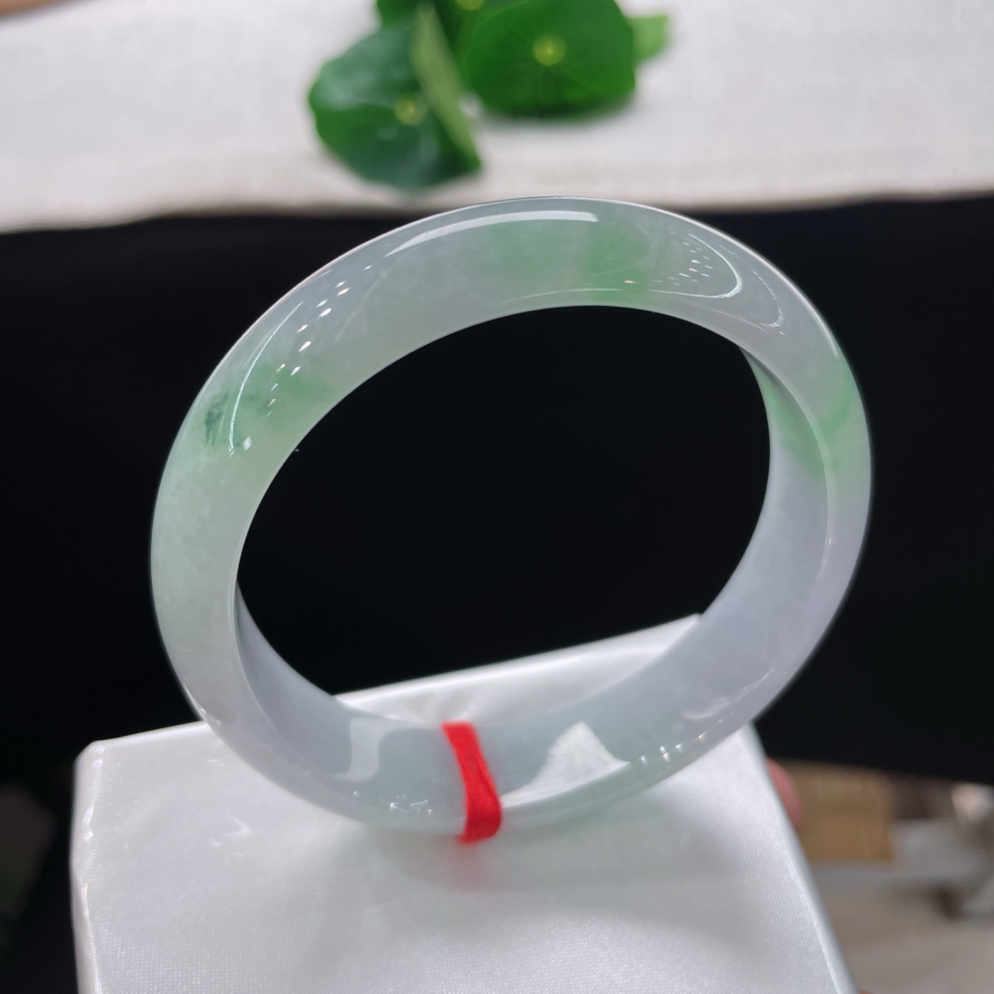 天然翡翠手镯，春彩正圈，54/55可戴，清透冰底晕染几缕柔翠，似薄雾漫过青涧。无裂
