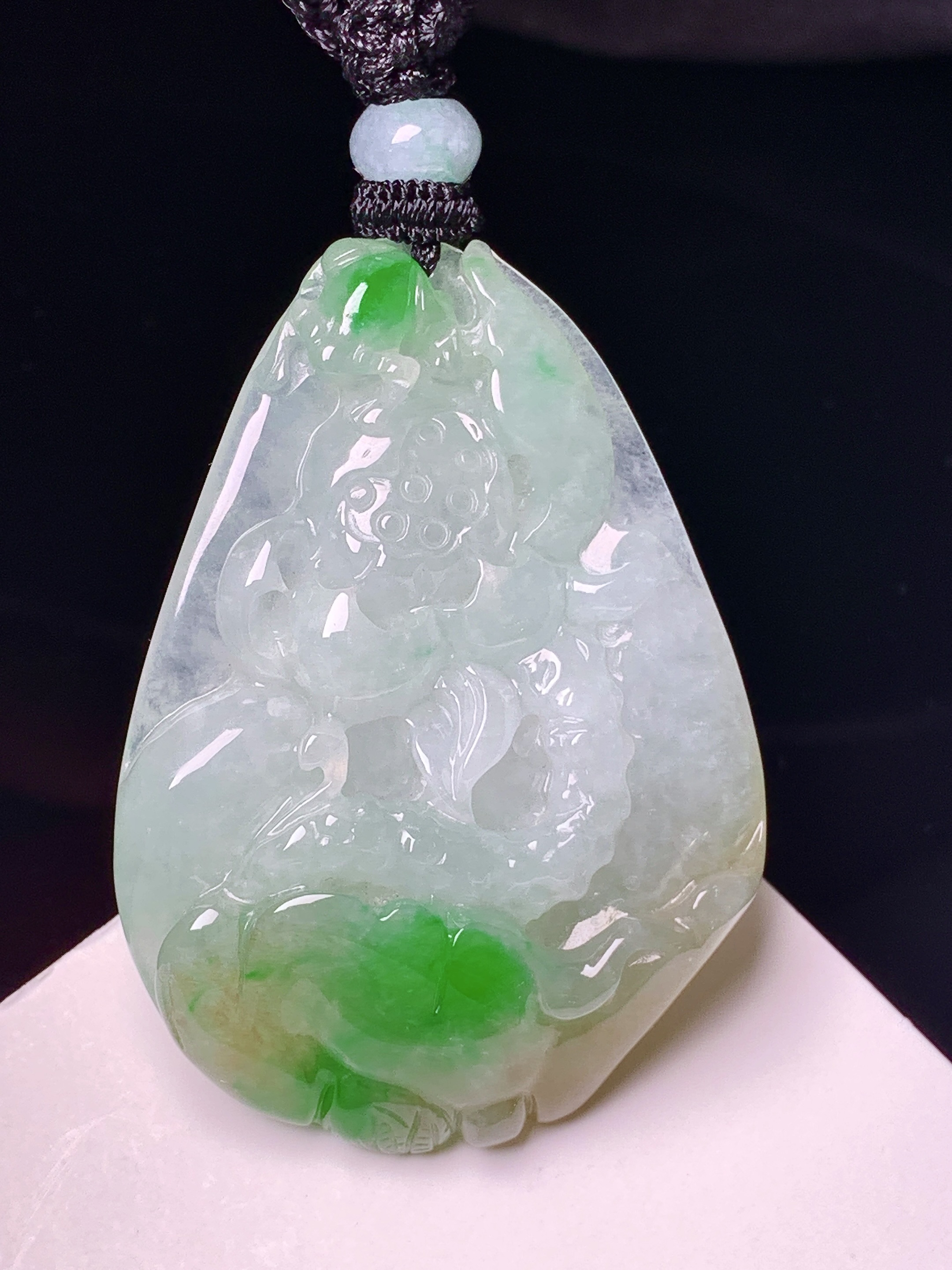 飘黄绿翡荷花牌吊坠 玉质细腻 色泽艳丽清新 水润亮眼 整体尺寸47.2*34*8.6 w1