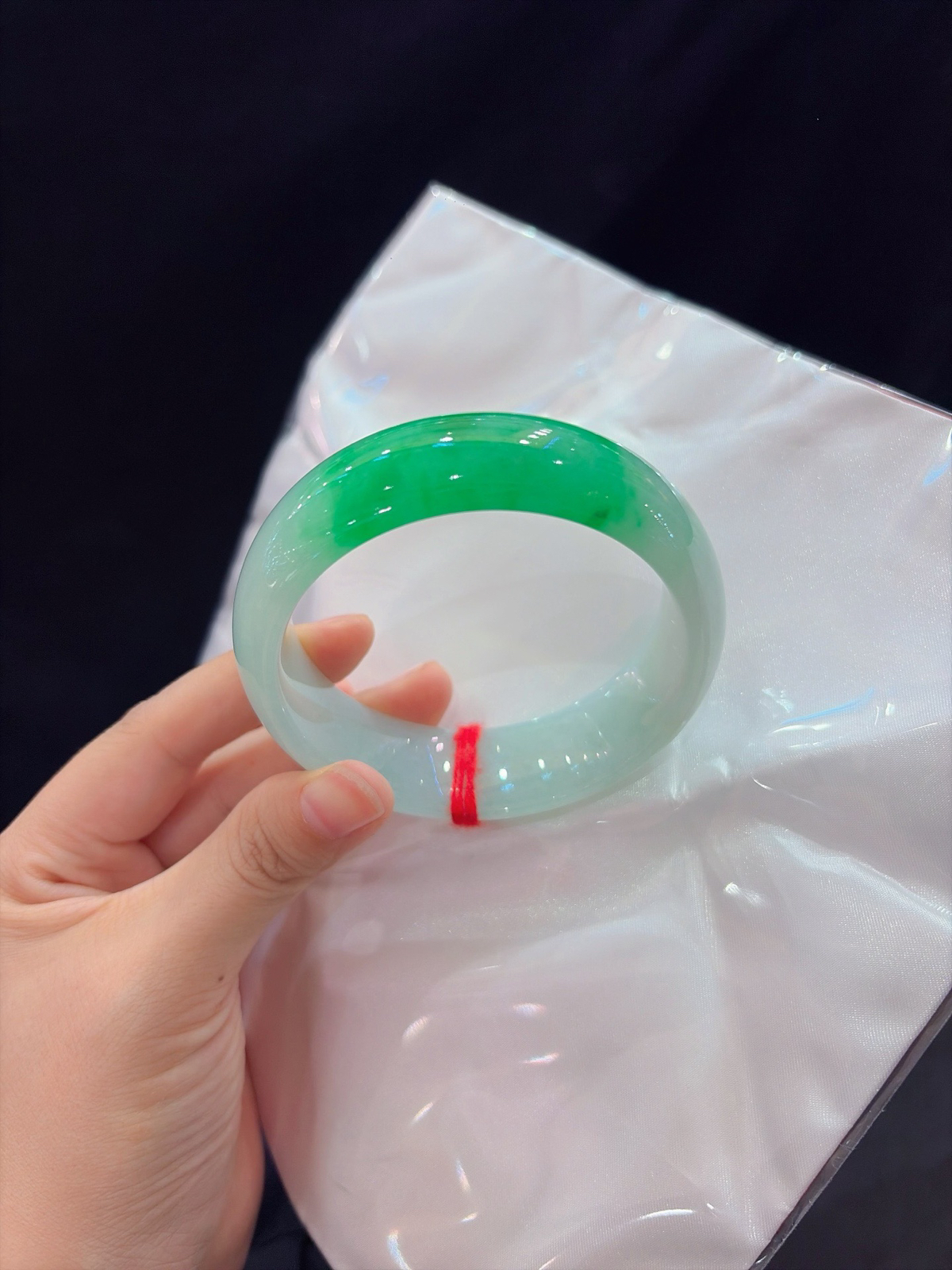 ｜62圈口
【一截辣阳绿 · 压箱底藏品】
“一抹正阳凝于腕间，种水温润厚实，宽版胎型气场全开，难