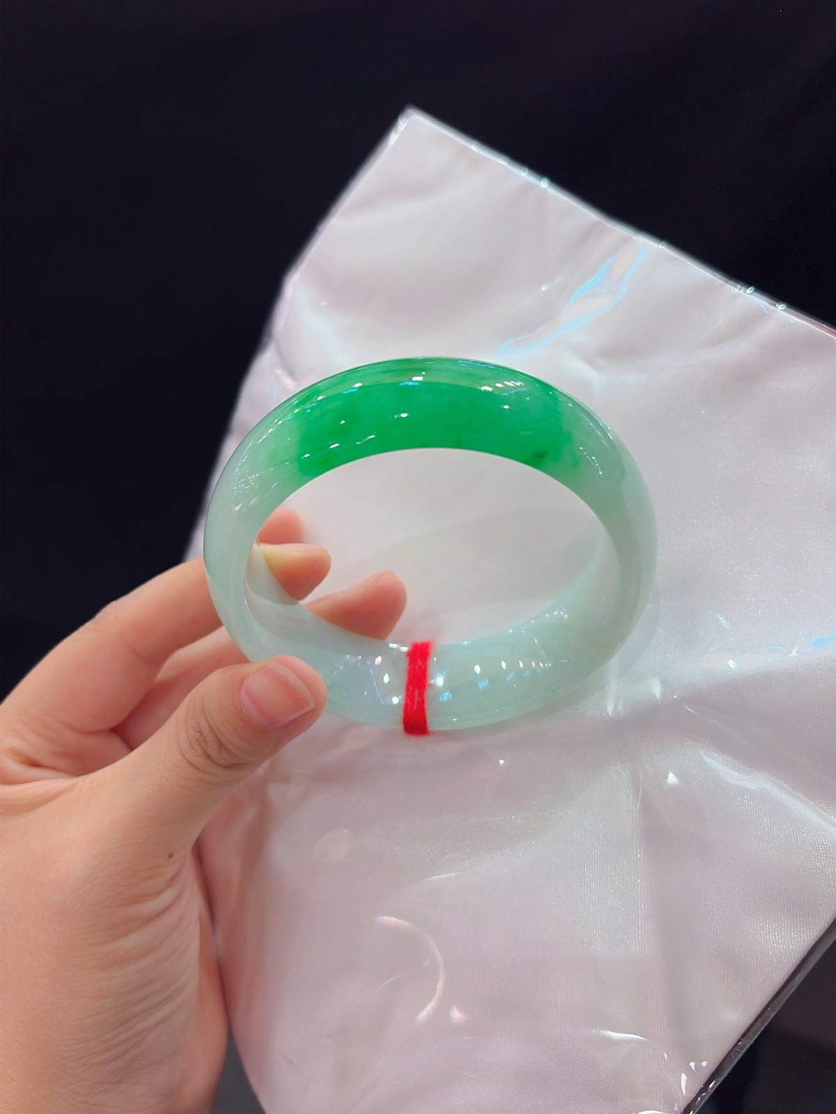 ｜62圈口
【一截辣阳绿 · 压箱底藏品】
“一抹正阳凝于腕间，种水温润厚实，宽版胎型气场全开，难得珍藏好物”
——压箱底狠货，可遇不可求
规格【62/20/8.5】