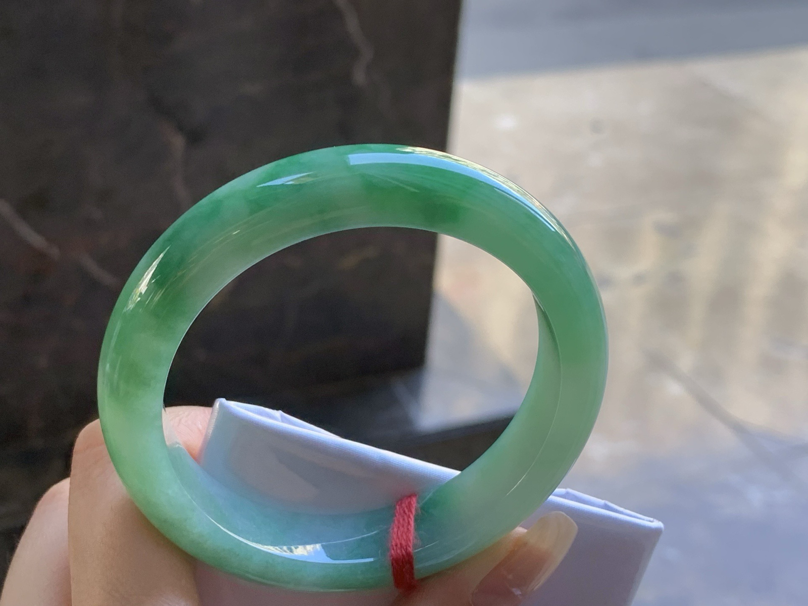 55.6-12.5-8.6
带色手镯^_^底子细腻 绿色浓郁