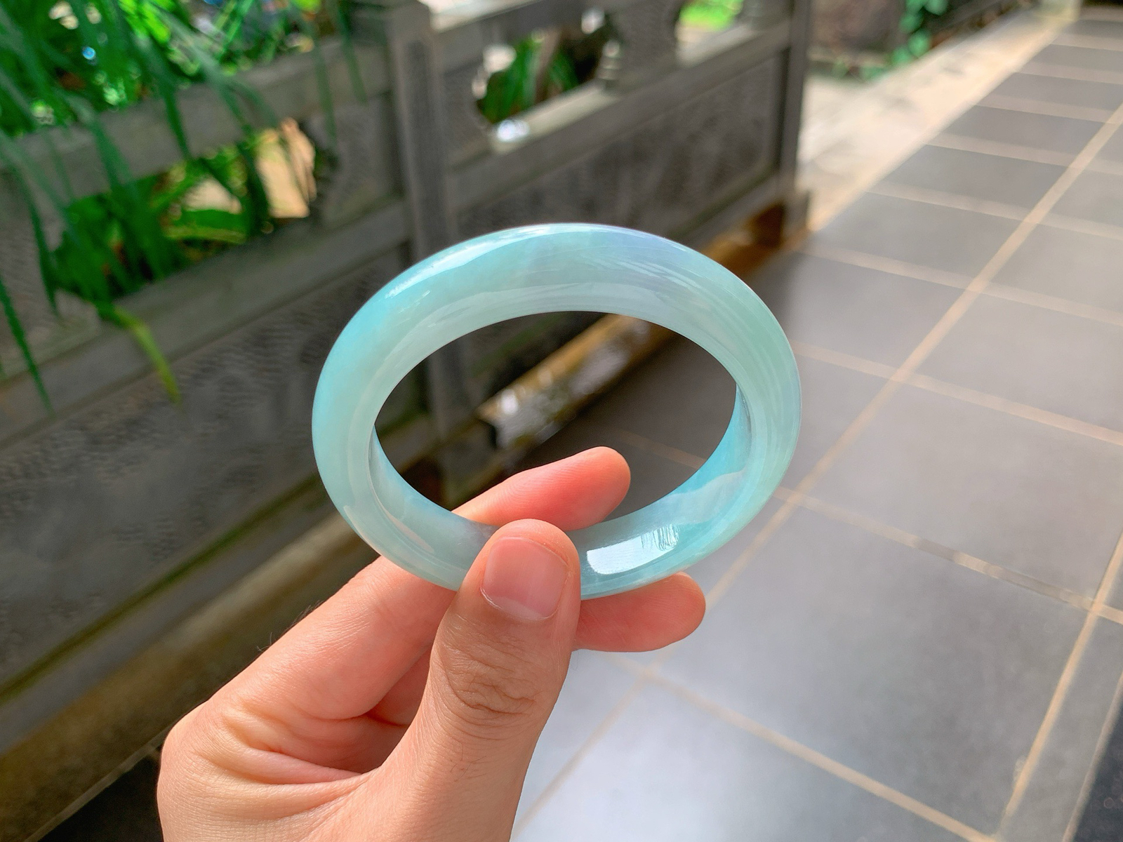 ｜55圈口
蓝紫平安镯
细腻温润的底子，整圈均匀柔和的天空蓝色，色泽清透干净