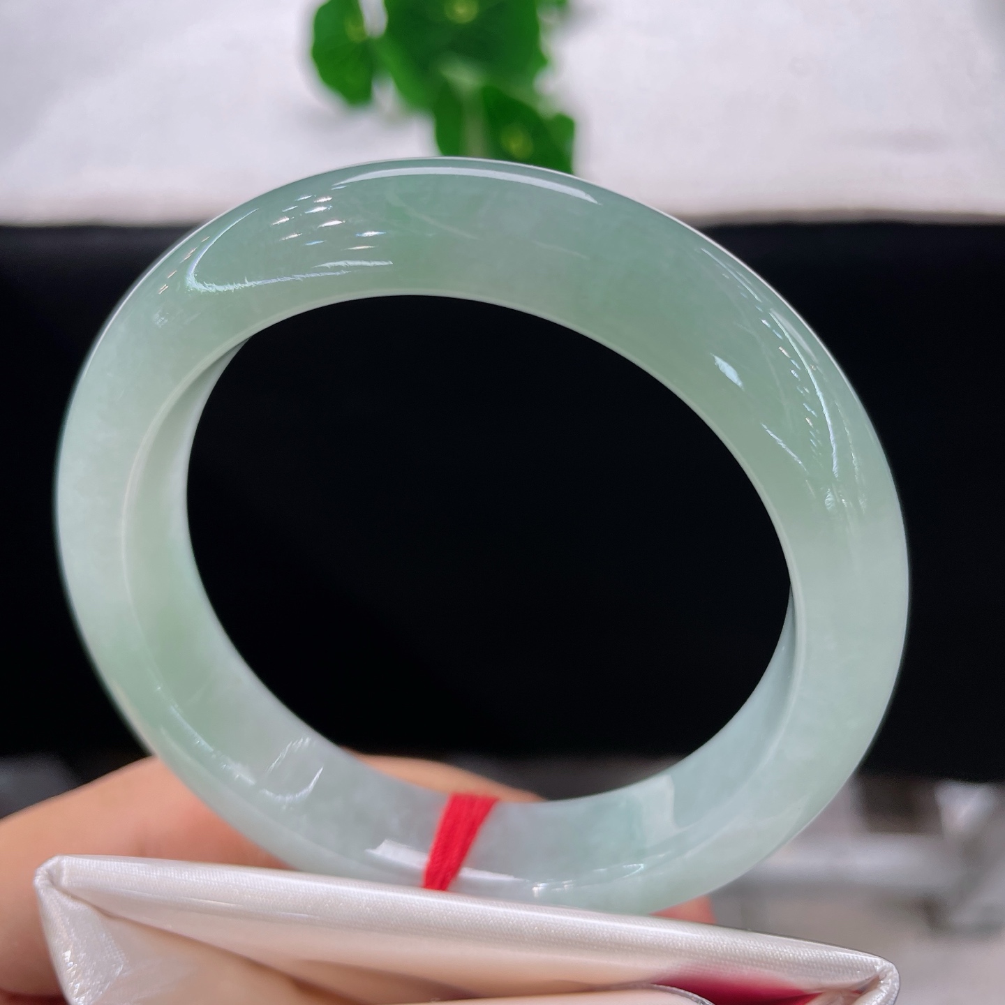 天然翡翠手镯 圈口56.7/12.6/8，冰晴底正圈，56/57可戴，玉蓄湖光色，清辉绕腕生，无裂。