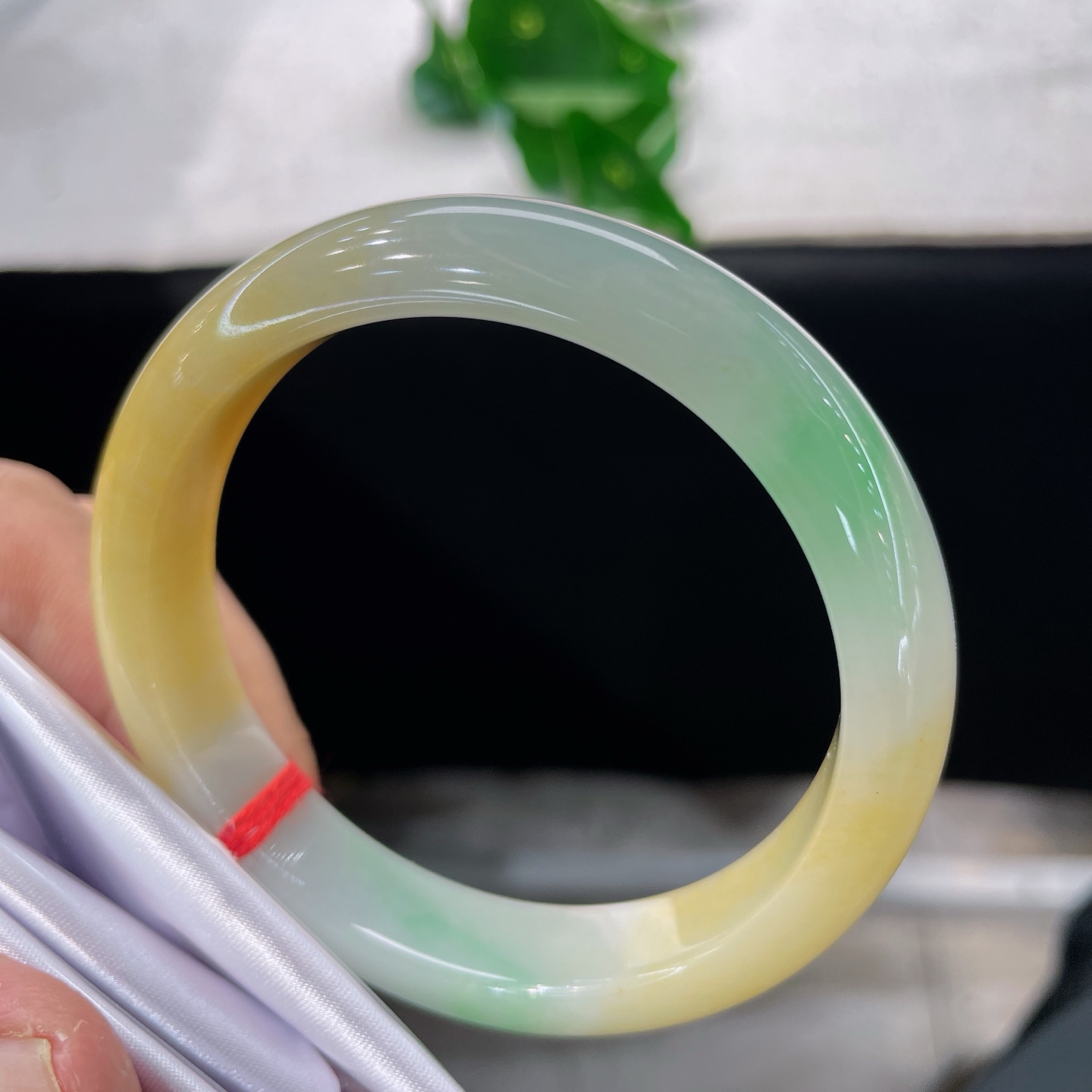 天然翡翠手镯 圈口57.8/12.3/7.9，三彩正圈，57/58可戴，黄翠同栖玉，风华聚一环。腕间藏日月，三色染清欢。无裂。