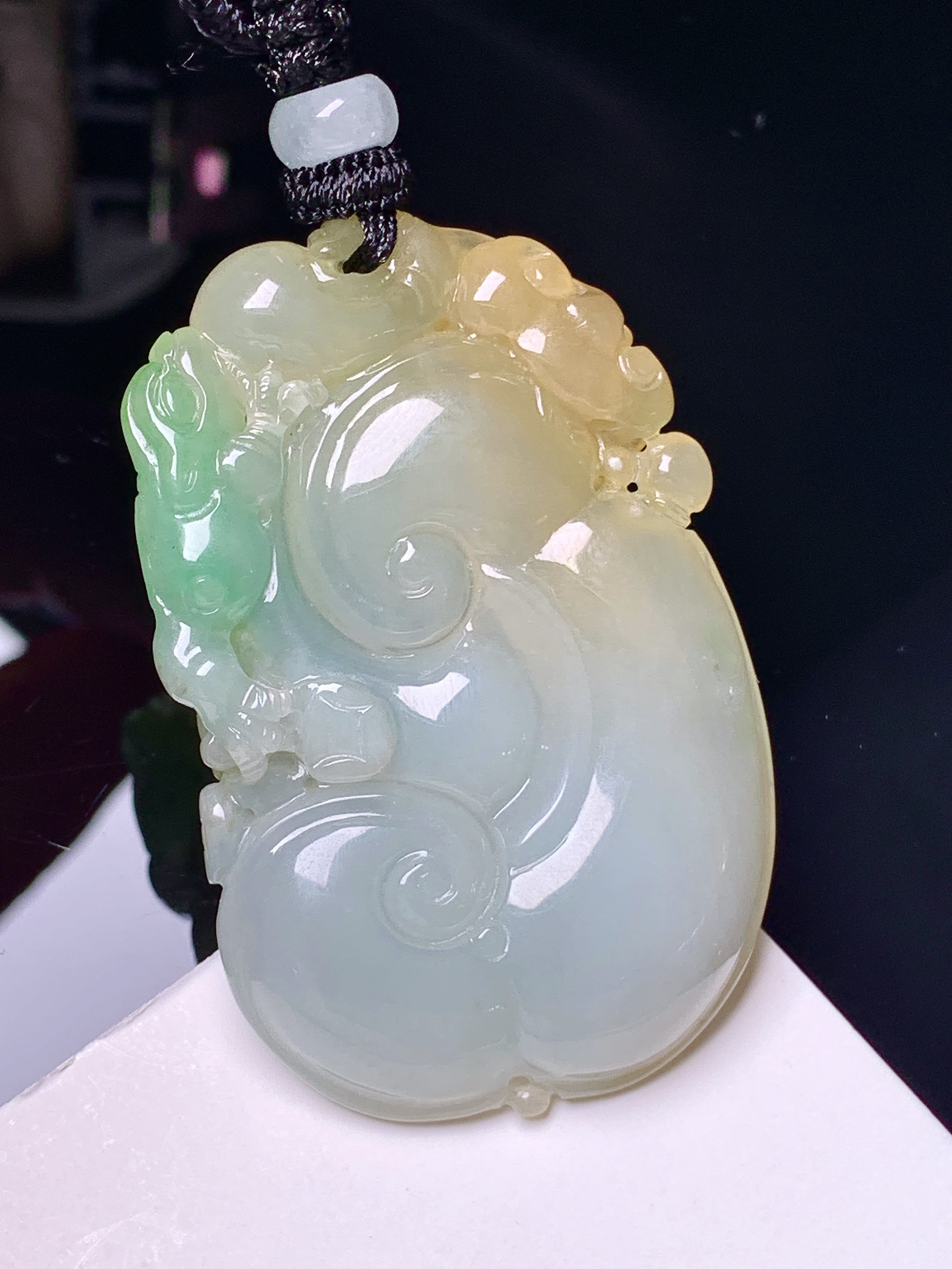 飘黄绿翡如意吊坠 玉质细腻 色泽艳丽清新 水润亮眼 整体尺寸46.6*30.5*6.8 w1