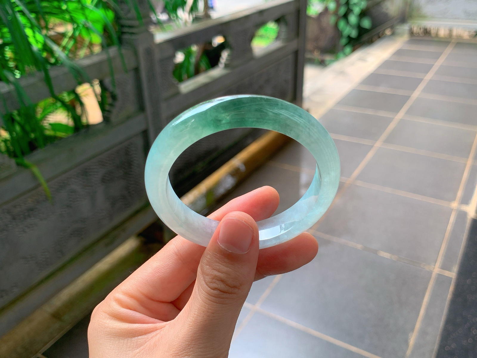 ｜55圈口
半山半水飘花平安镯
浓绿飘花随性流淌，意境唯美，翠影浮生