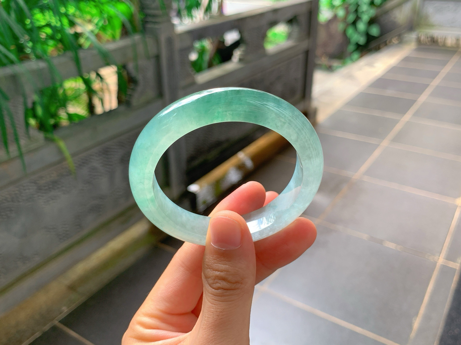 ｜55圈口
晴绿半山半水平安镯
通圈清润晴绿色，玉质通透水灵，清冷显白
