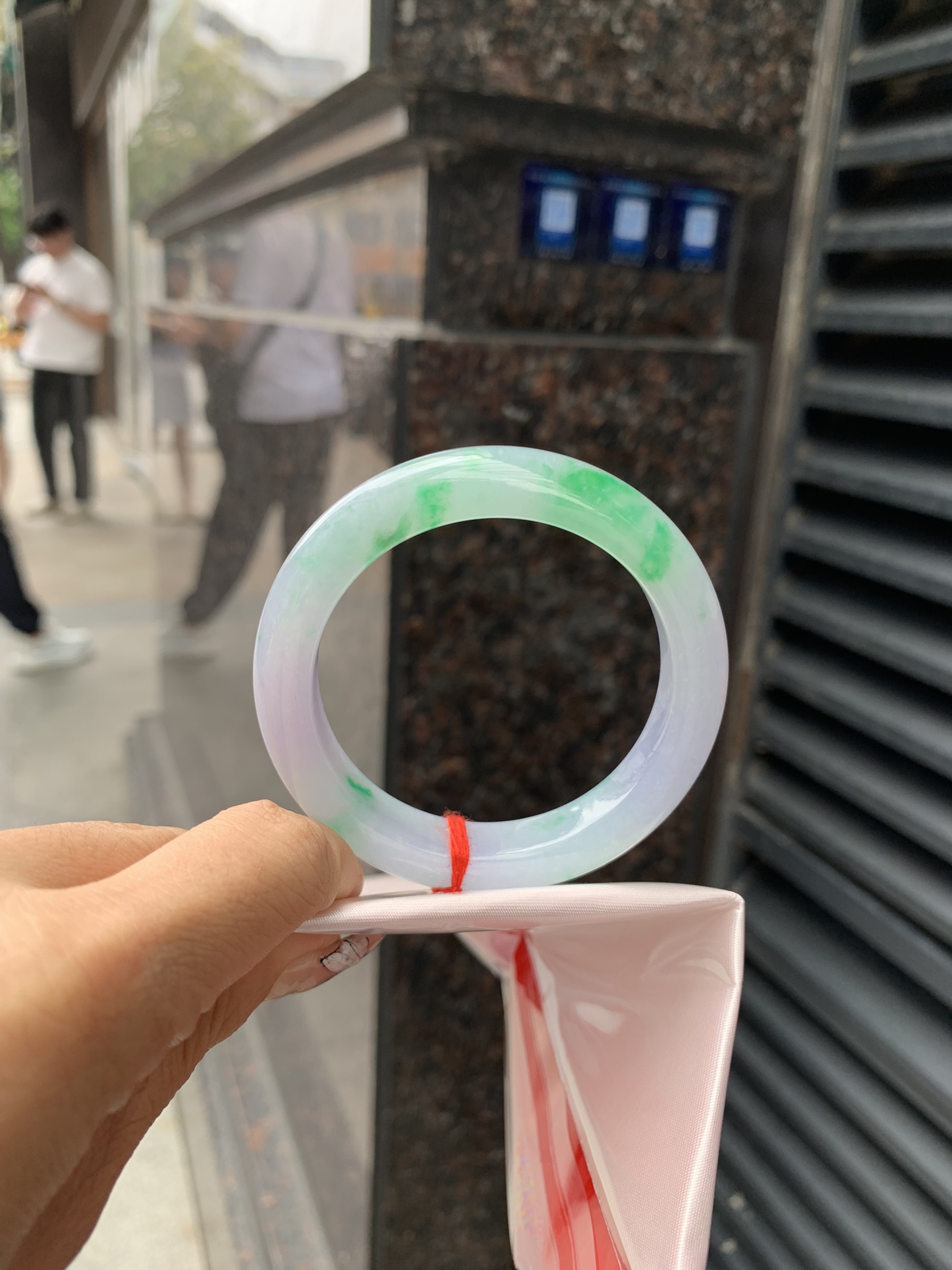 春彩阳绿正圈,打灯多处纹需要包容，底妆细腻，阳绿花色碰上梦幻般的春，像是融化了的春天，所有的美好交织在一起，让人心生宁静而淡淡的欢喜