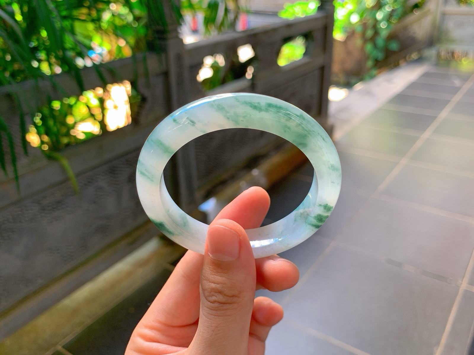 ｜55圈口
飘花平安镯
白底衬着鲜活绿花，飘花灵动写意，意境十足