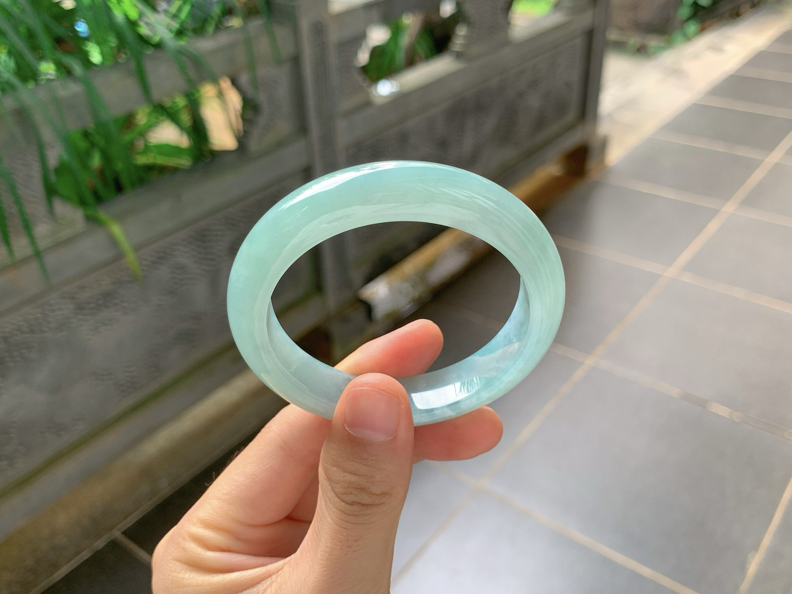 ｜56圈口
晴水平安镯
整圈柔和淡雅的蓝调，色泽干净匀润，温柔大气