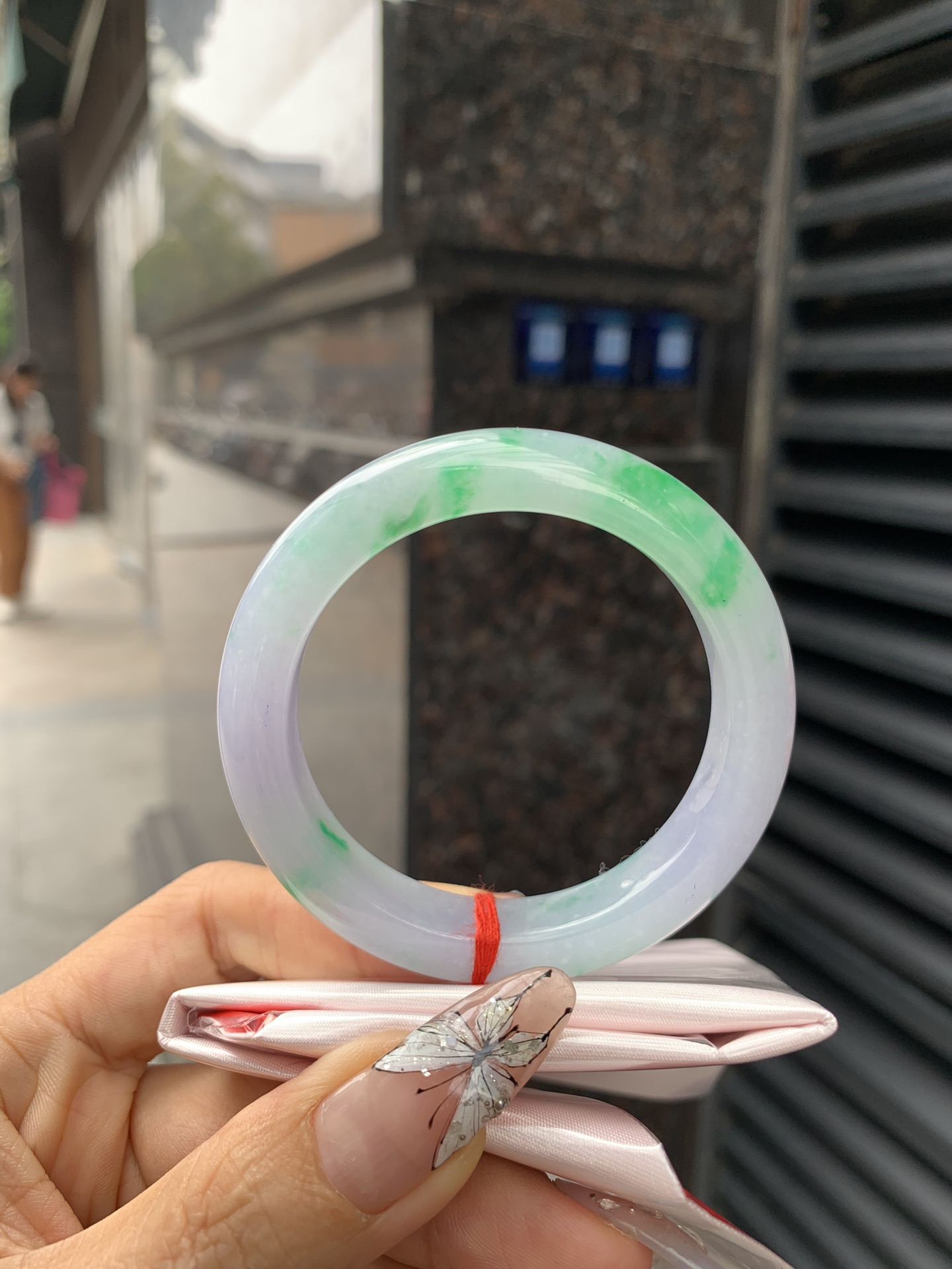 春彩阳绿正圈,打灯多处纹需要包容，底妆细腻，阳绿花色碰上梦幻般的春，像是融化了的春天，所有的美好交织