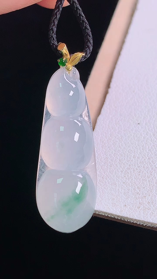 ️18K冰飘花四季豆吊坠，无裂，尺寸:35.6-30.6-11.5-5.8mm