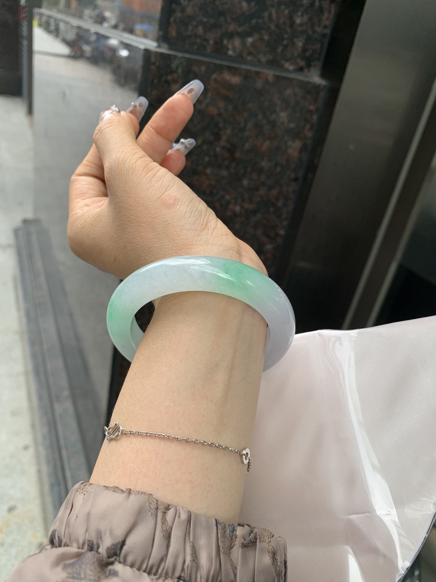 冰飘绿正圈,打灯细纹，玉质冰润细腻，清爽的底子飘几抹甜阳绿花，鲜活而灵动，犹如新冒的嫩芽，艳丽惹人