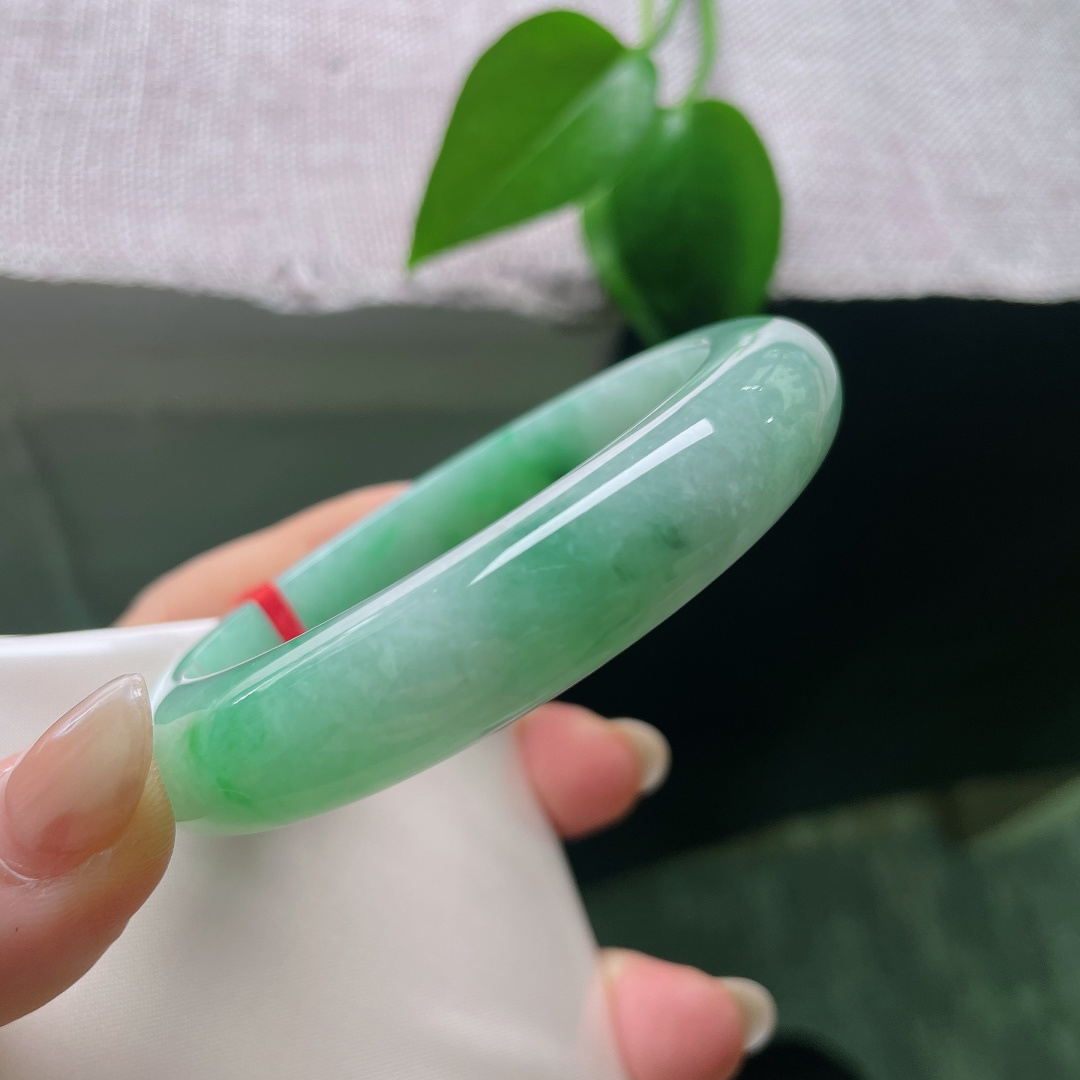 飘花正圈，一点石纹不影响，自带盈盈柔光，翠绿悠然散落，像春风吹过泛起涟漪的湖面，漾开点点盎然生机。ss57972a