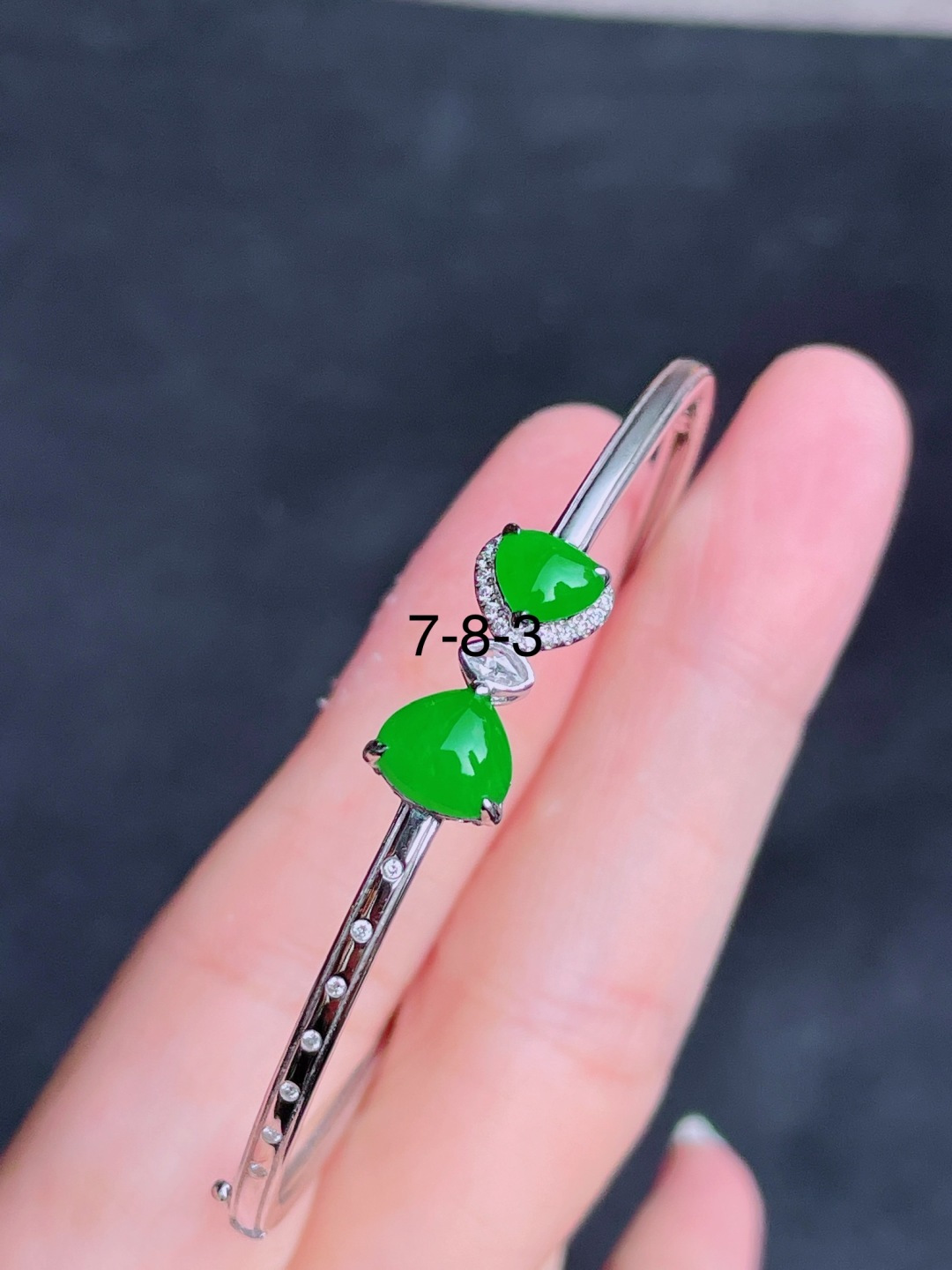 高冰绿蛋面手镯，晶莹剔透，新颖时尚，无裂，7-8-3