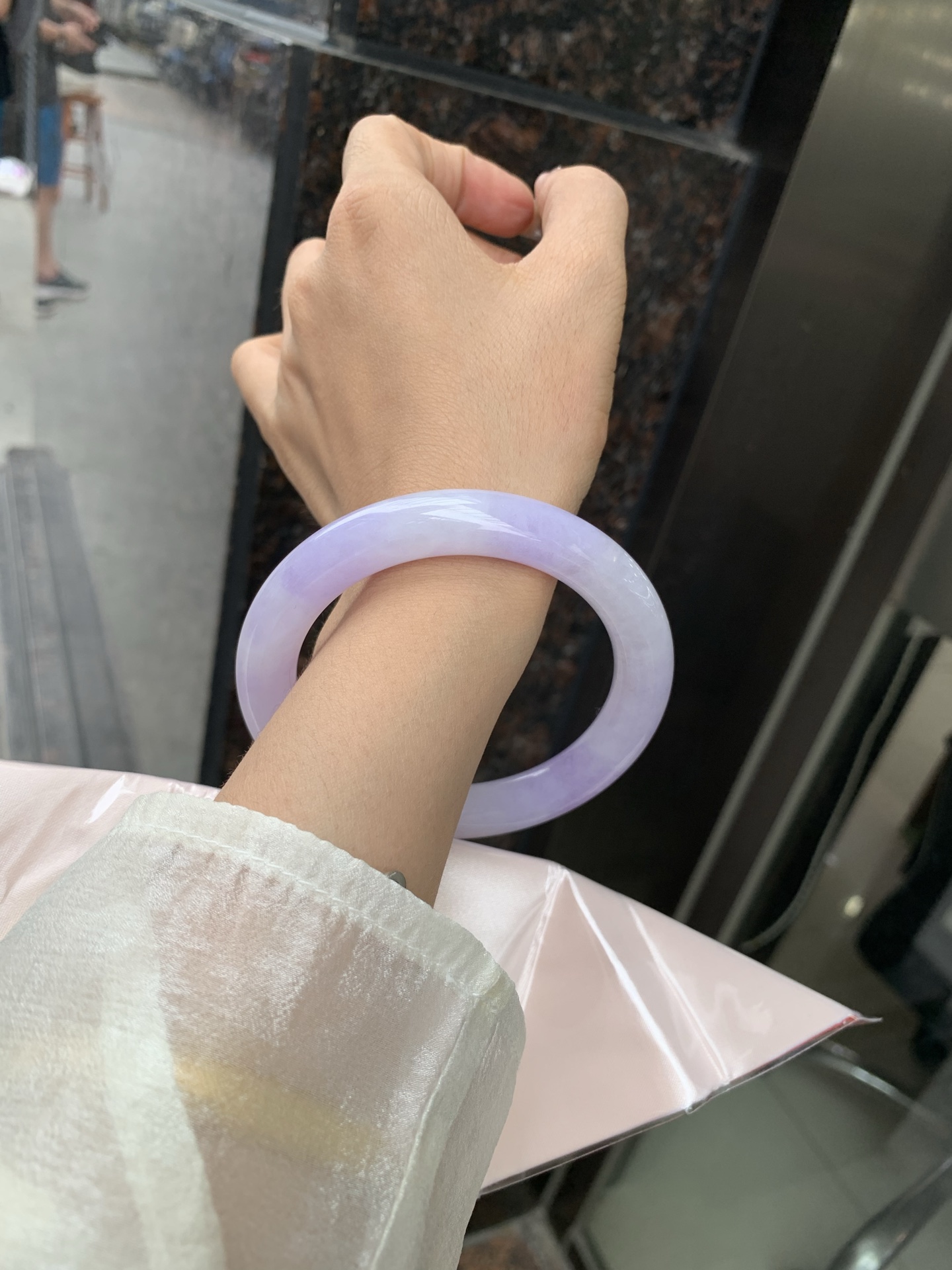 圆条，打灯细纹，底妆水润，满圈紫罗兰吸睛抢眼，浪漫迷人，仙气飘飘，优雅高贵显气质，感满满，满满紫罗兰底色均匀不失色，不同光线不一样视觉感受