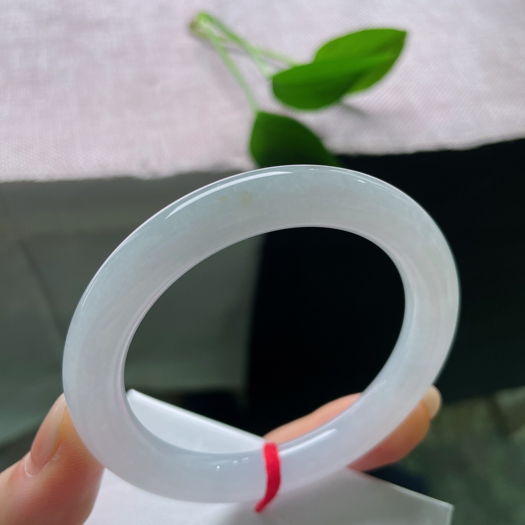 圆条，洒金，镯身光泽柔和内敛，洁白的玉色清宁素雅，象征纯洁美好，尽显不染尘俗的温婉气质。ss58343a